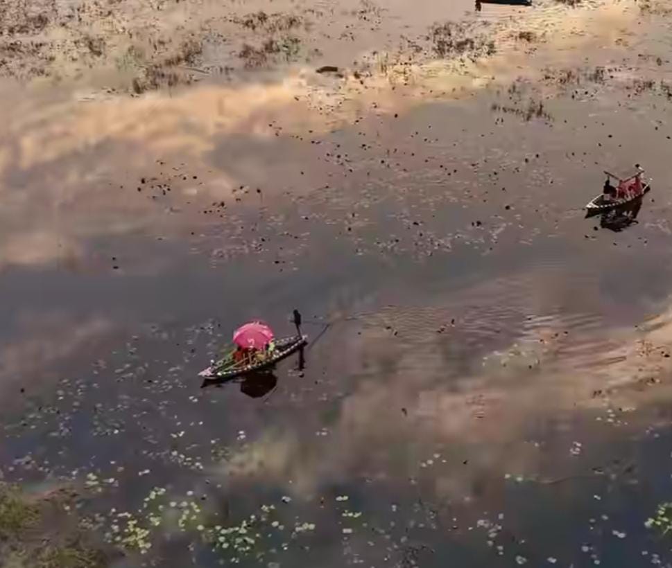 कावर झील में नौका विहार।