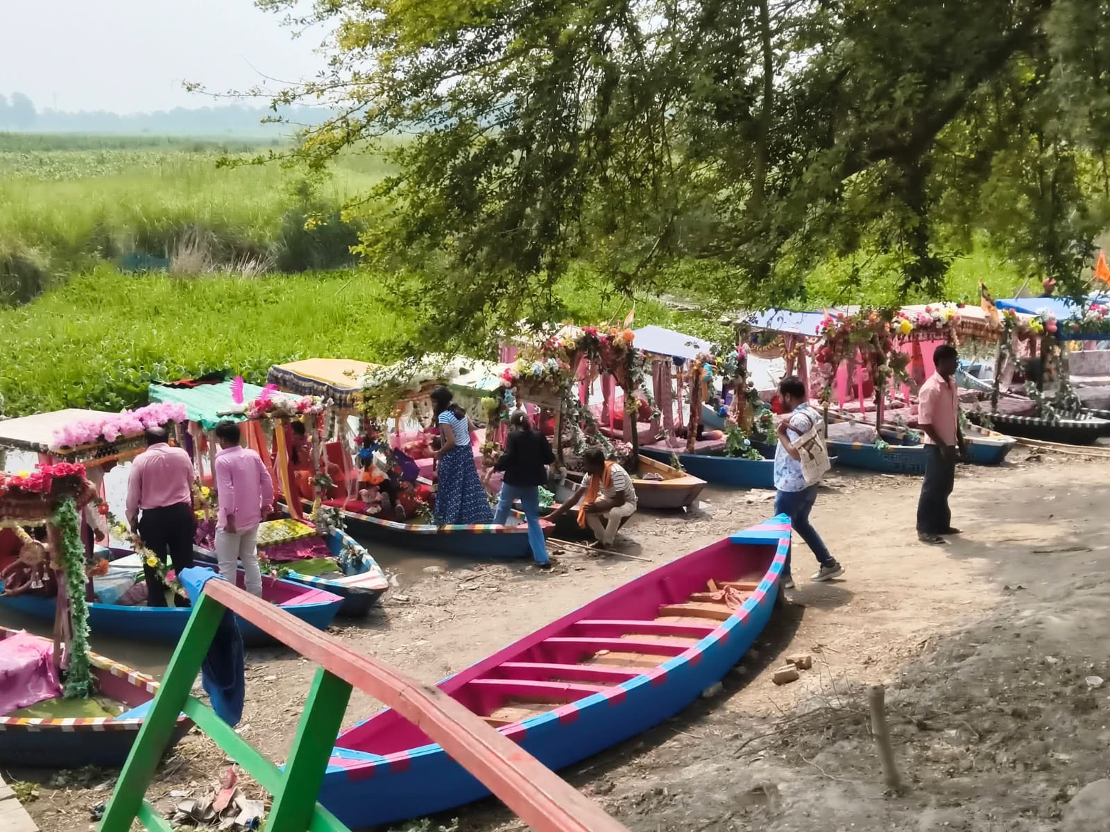 कावर झील में नौका विहार।