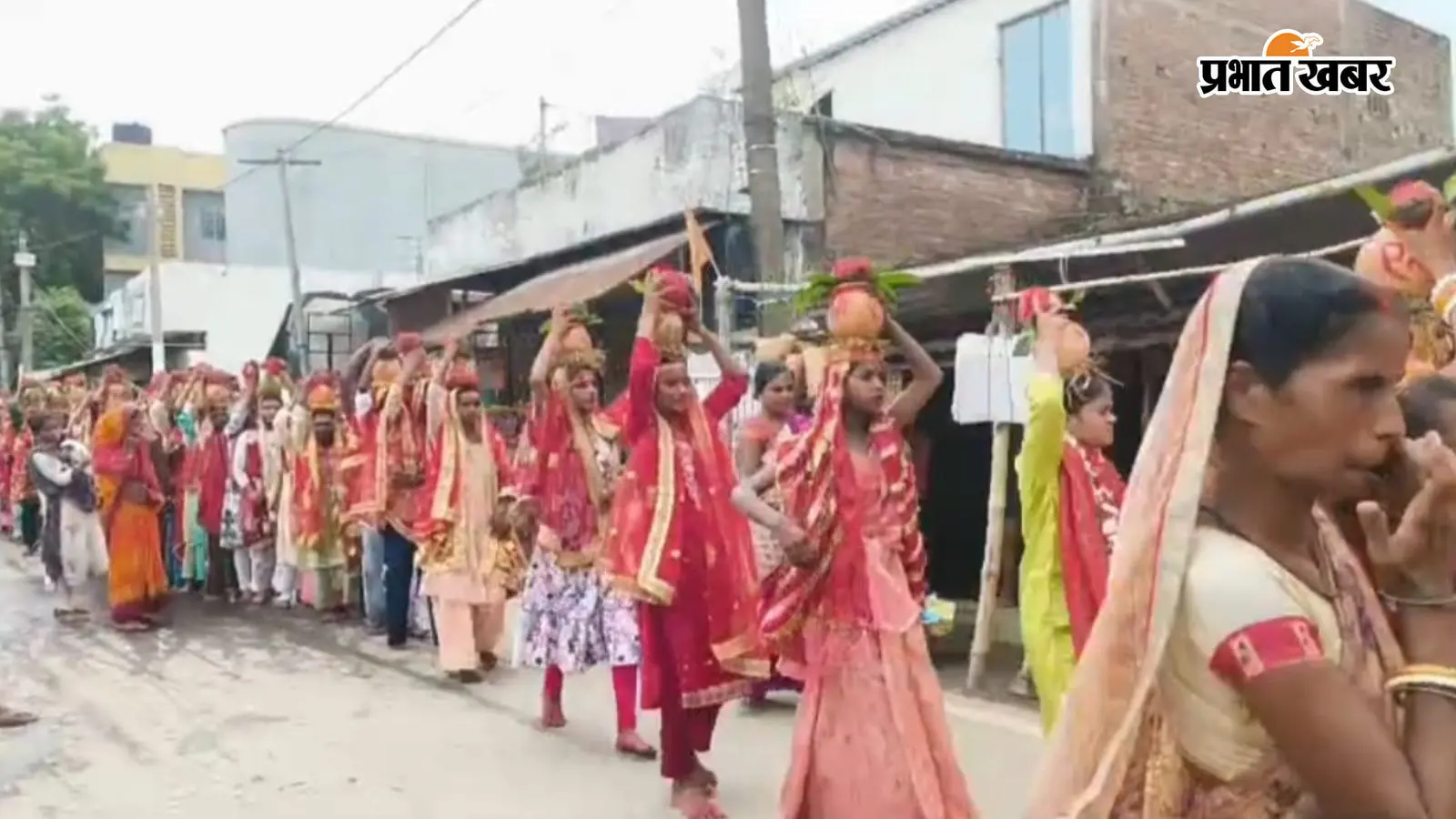 बेगूसराय : 251 कलशों की शोभायात्रा के साथ तीन दिवसीय अष्टयाम शुरू, गणपतौल दुर्गा मंदिर में उमड़ी श्रद्धालुओं की भीड़