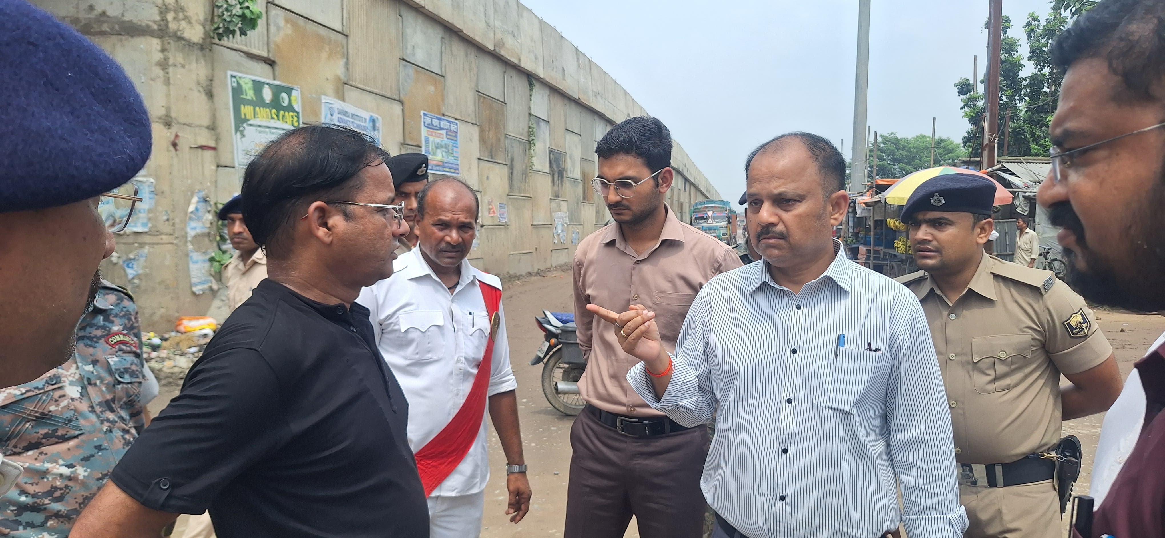 सहरसा के बैजनाथपुर NH 107 अंडरपास का डीएम ने किया निरीक्षण: जर्जर सर्विस लेन पर जताई नाराजगी