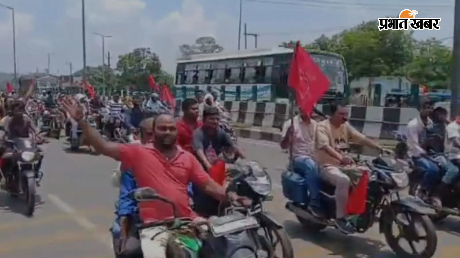 धनबाद के निरसा फ्लाईओवर पर सियासी रार: सांसद ढुल्लू महतो का शक्ति प्रदर्शन, विधायक अरूप चटर्जी पर रोक