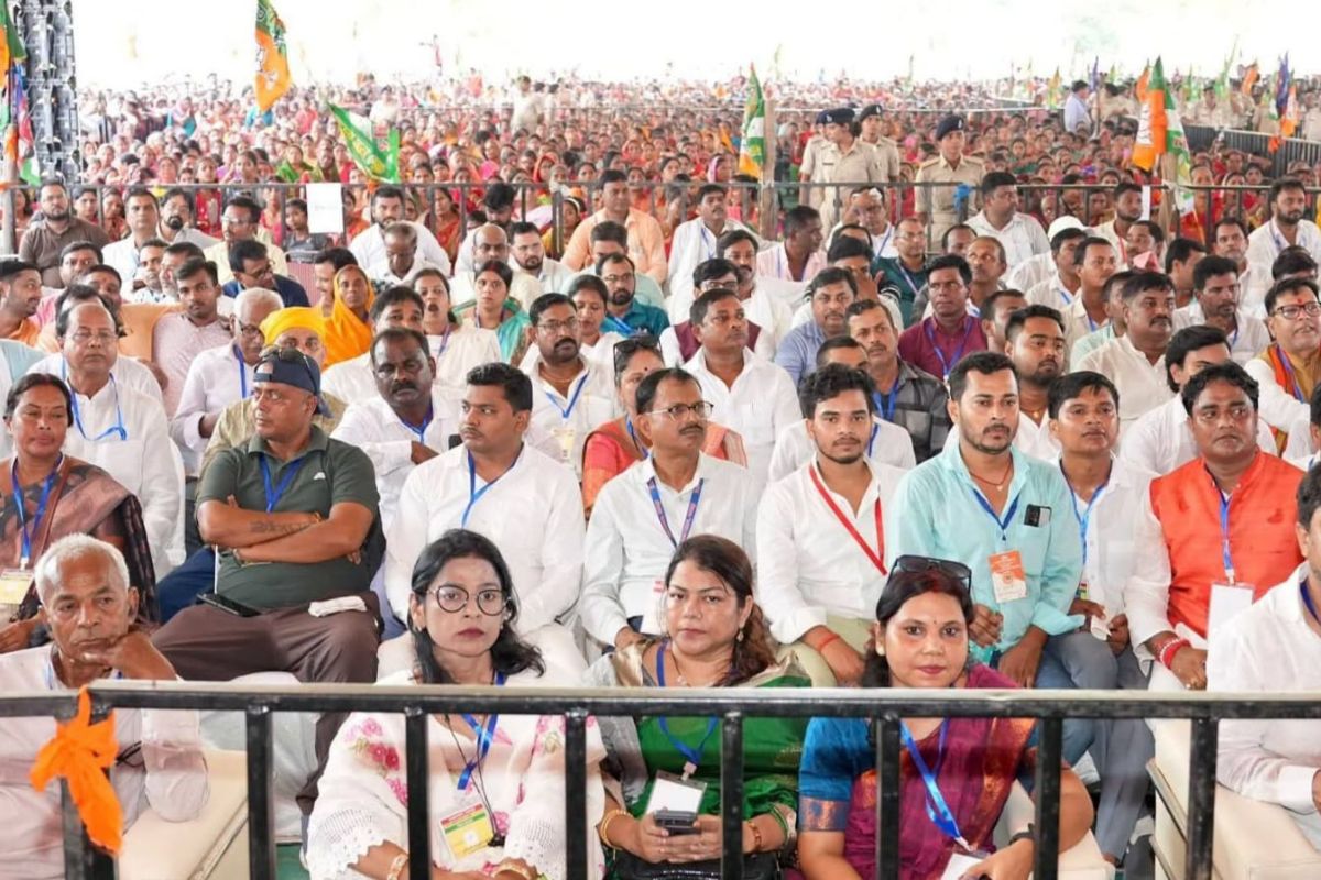 कार्यक्रम में मौजूद लोग.