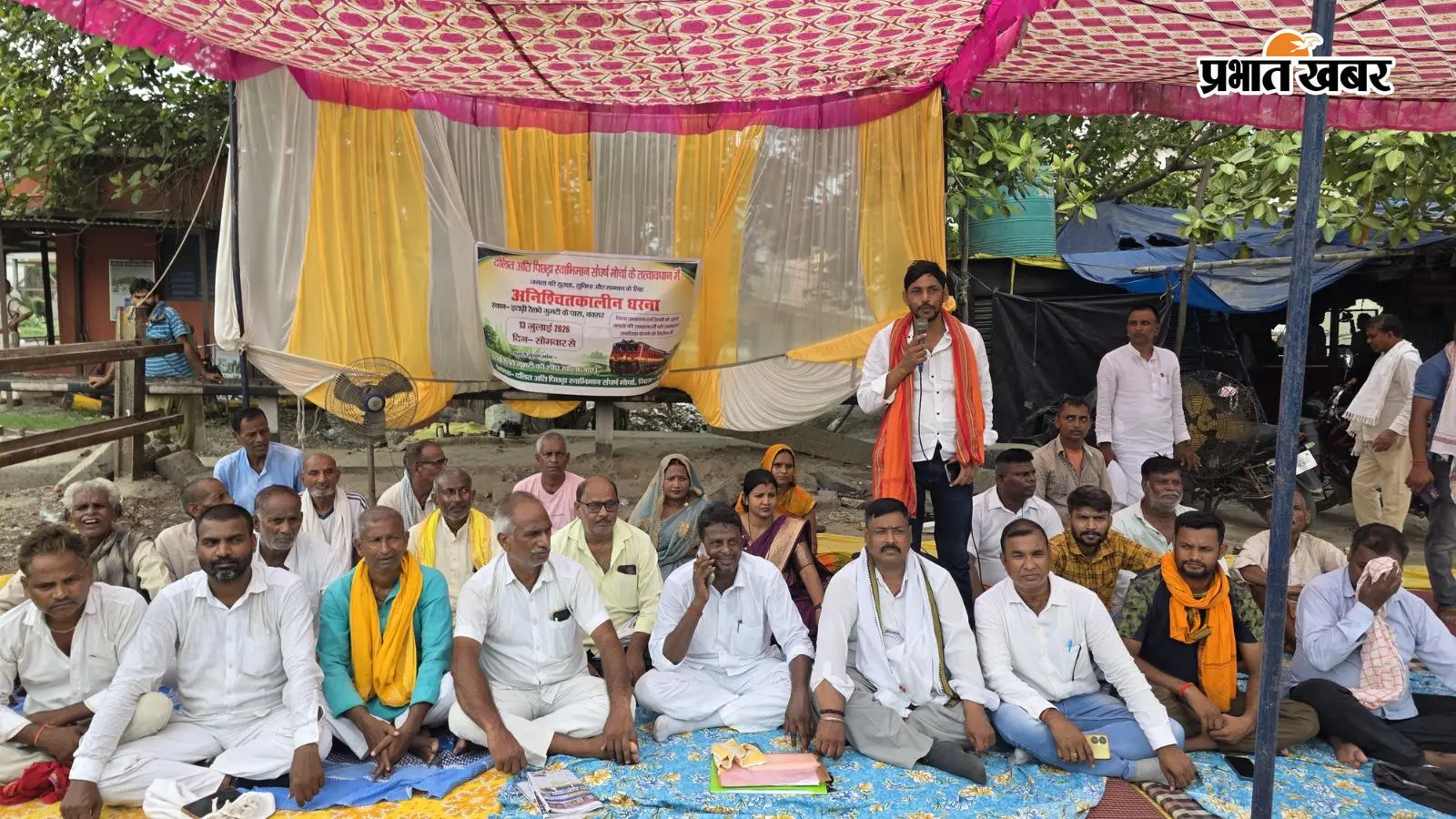 बक्सर: इटाढ़ी रेलवे गुमटी खोलने की मांग पर आंदोलन तेज, तीसरे दिन भी जारी रहा धरना, 18 जुलाई को रेल चक्का जाम
