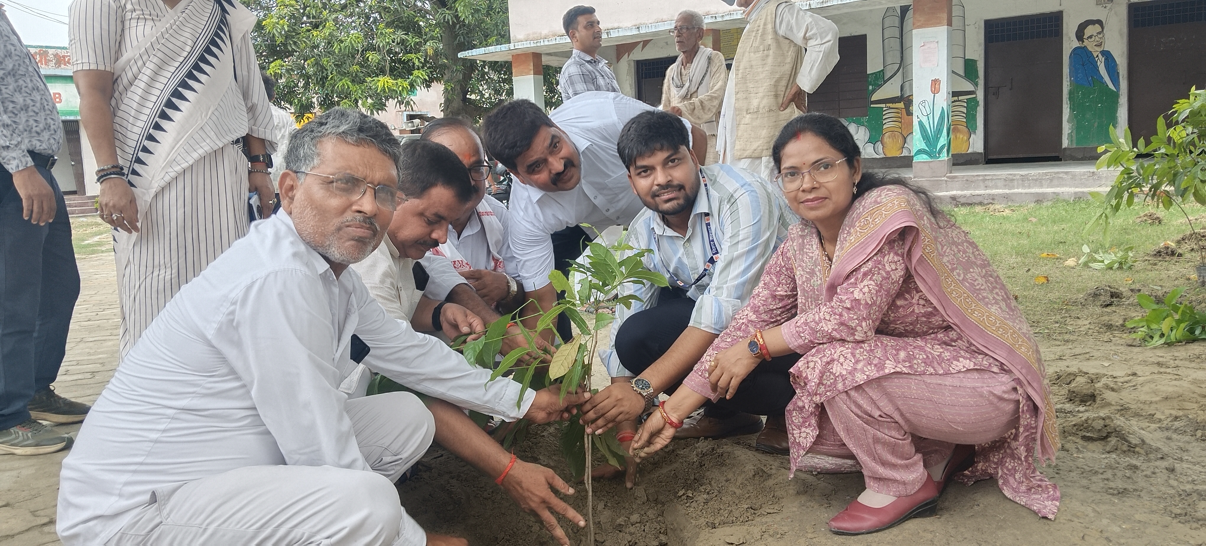 गोपालगंज: पंचदेवरी के जमुनहा में नवस्थापित डिग्री कॉलेज का शुभारंभ, उद्घाटन के बाद अतिथियों ने किया पौधारोपण