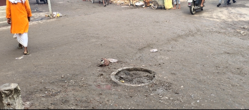 नवादा का पम्पू कल चौक बदहाली का शिकार, गड्ढों और कचरे से रोज जूझ रहे लोग