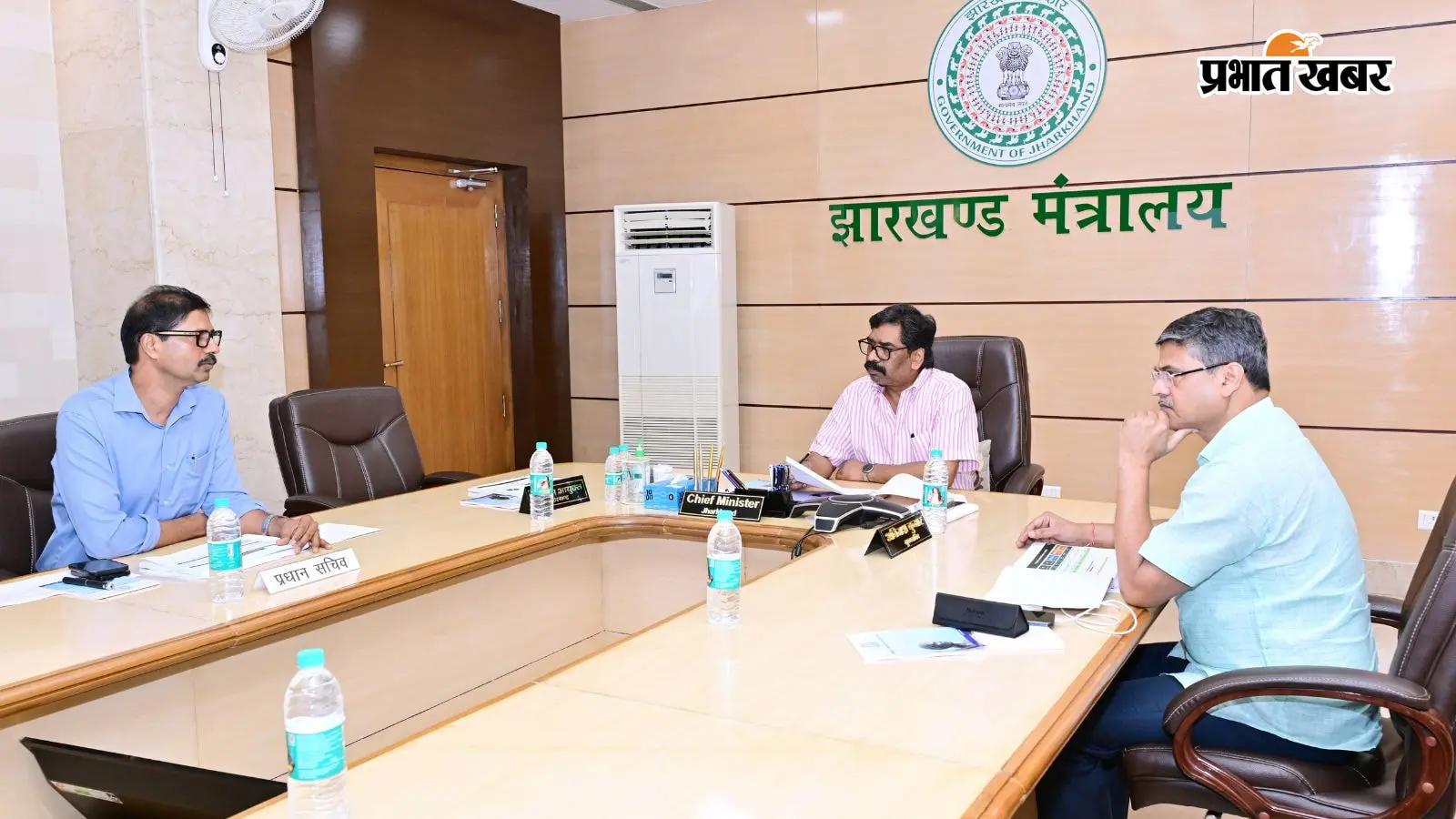 खराब सड़कों और लेटलतीफी पर CM हेमंत ने अधिकारियों को सुनाई खरी-खोटी, 2 माह में व्यवस्था सुधारने का निर्देश