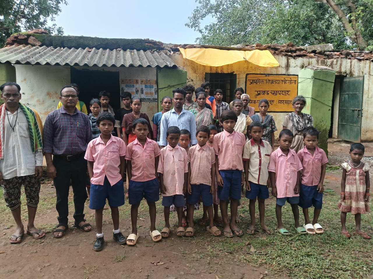 चक्रधरपुर : कोटसोना प्राथमिक विद्यालय की जर्जर स्थिति पर ग्रामीणों में आक्रोश, नए भवन निर्माण की मांग