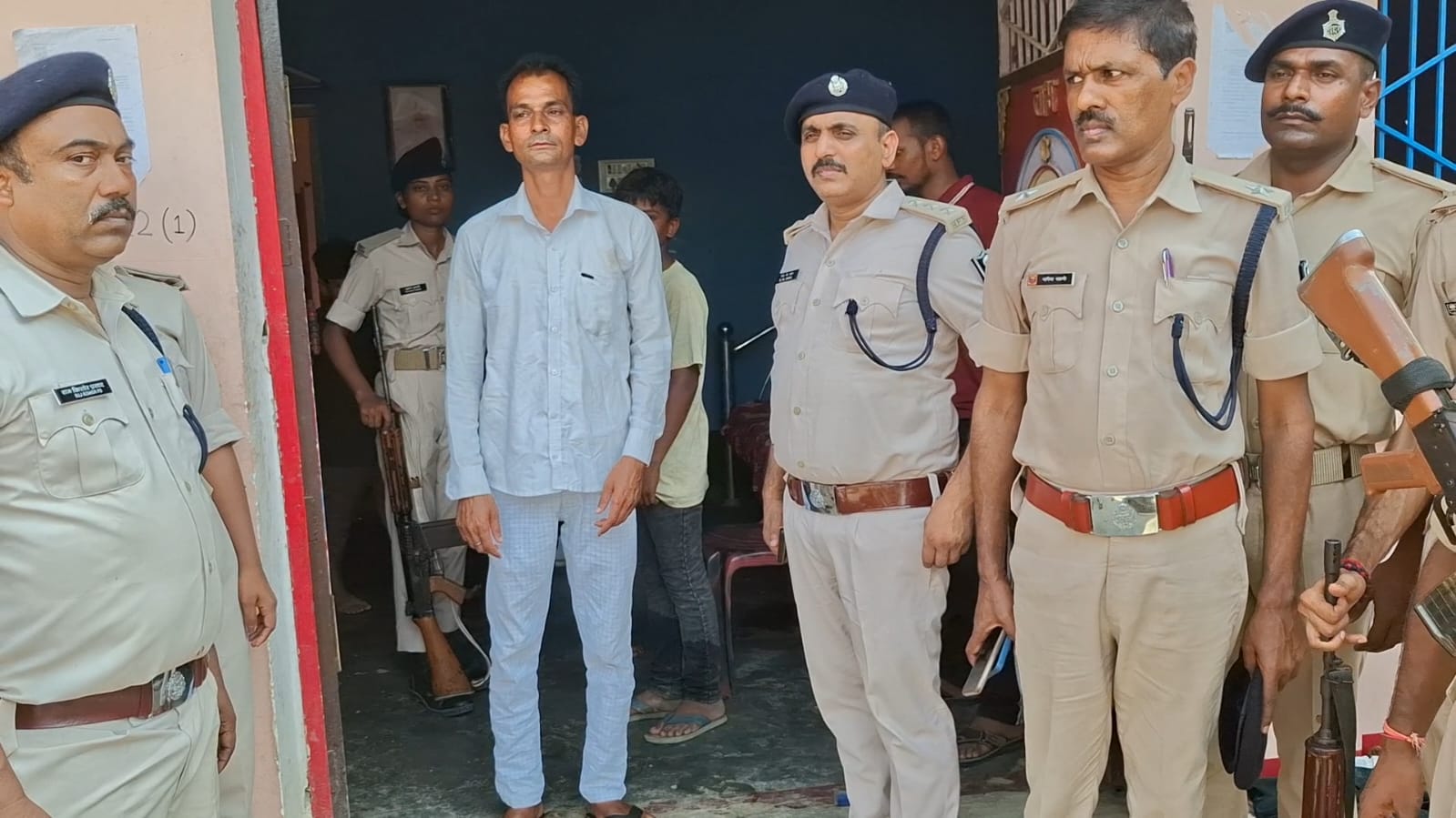 सारण में कुर्की-जब्ती की कार्रवाई से पहले ही शराब तस्कर ने किया आत्मसमर्पण, पुलिस की सख्ती के आगे टेके घुटने