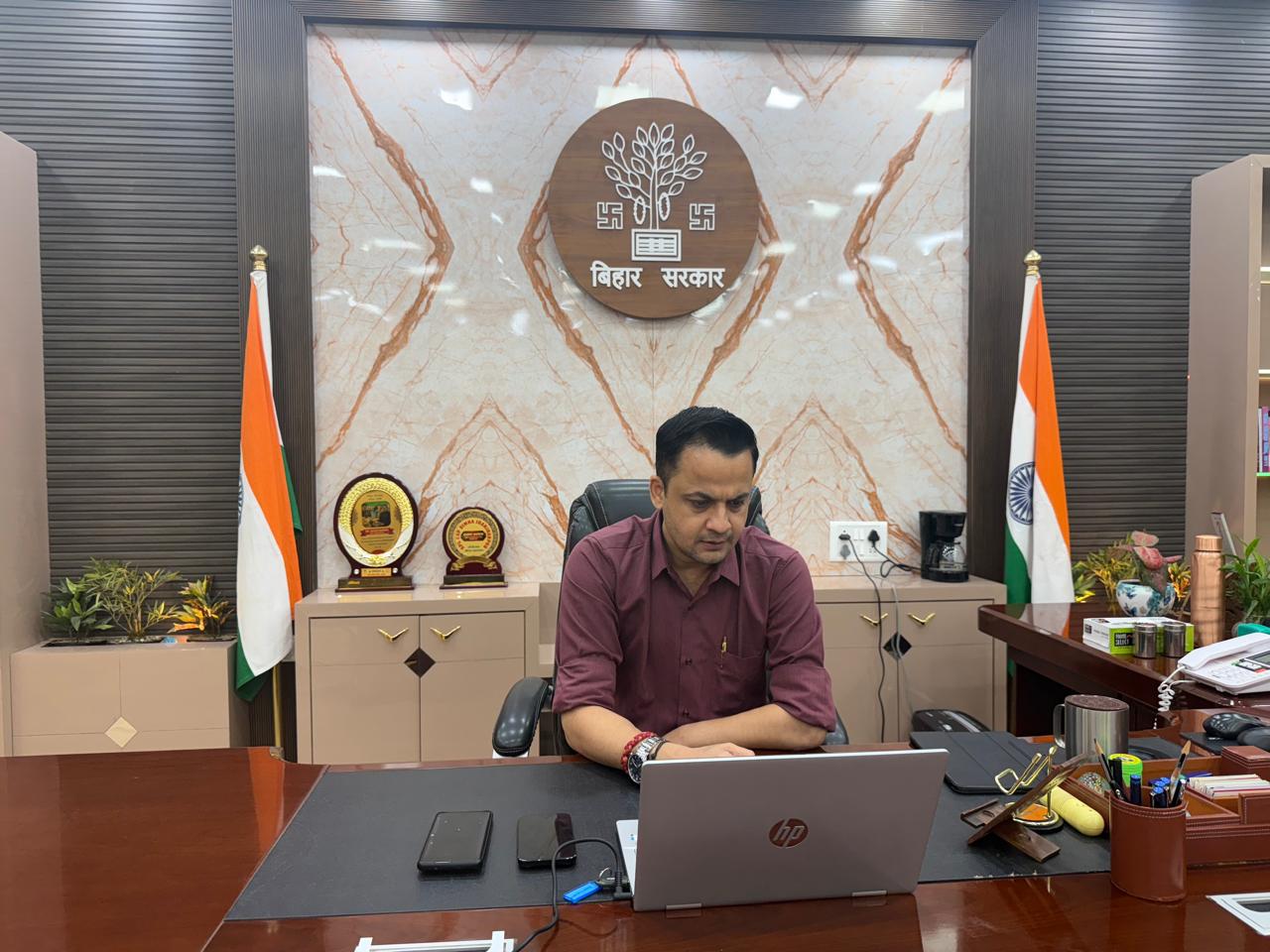 टीबी मुक्त भारत अभियान: बैठक से नदारद हरलाखी पीएचसी प्रभारी का वेतन बंद, डीएम ने दिए जांच व स्क्रीनिंग में तेजी लाने के निर्देश