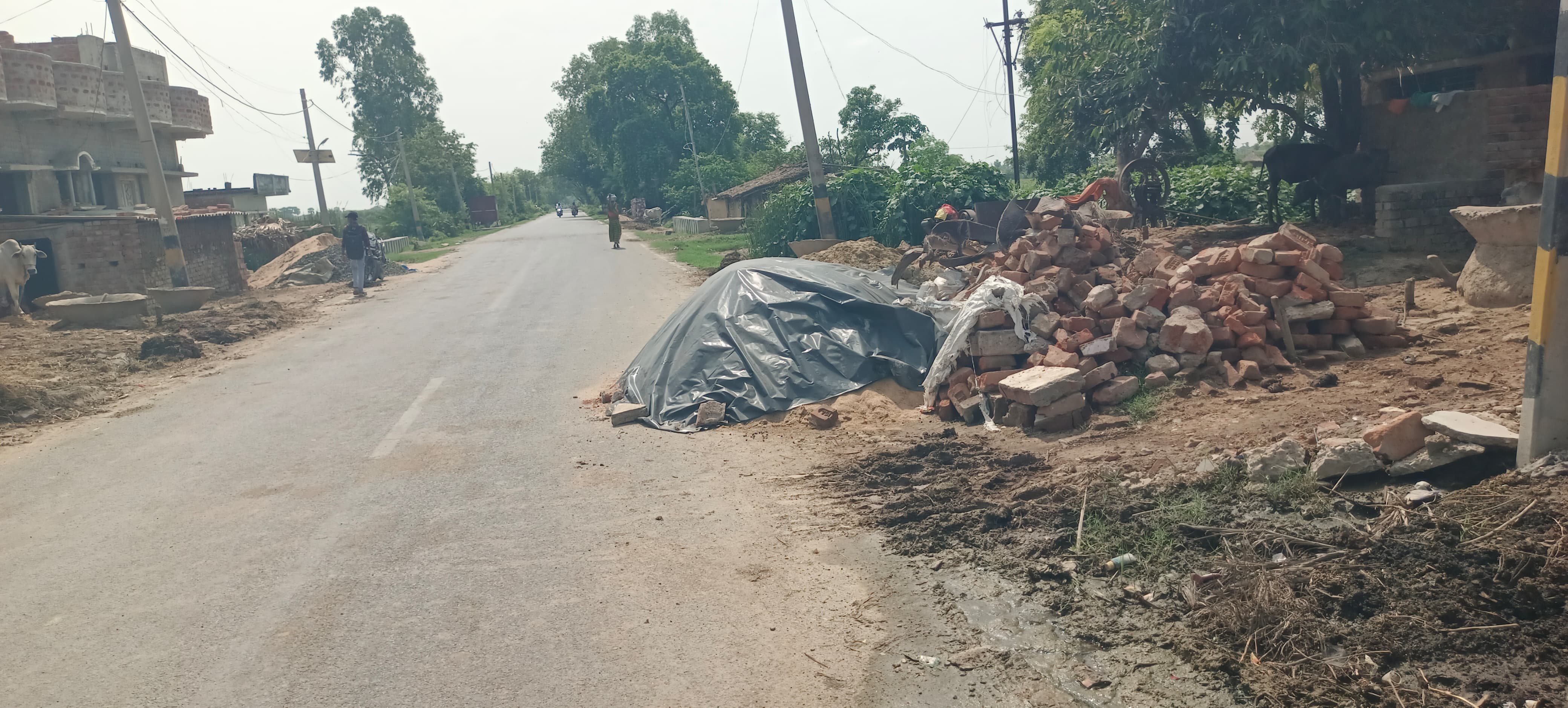 पकरीबरावां: सड़क पर रखे बालू-गिट्टी से बढ़ा हादसों का खतरा, BDO ने दिए तीन दिन में हटाने के निर्देश