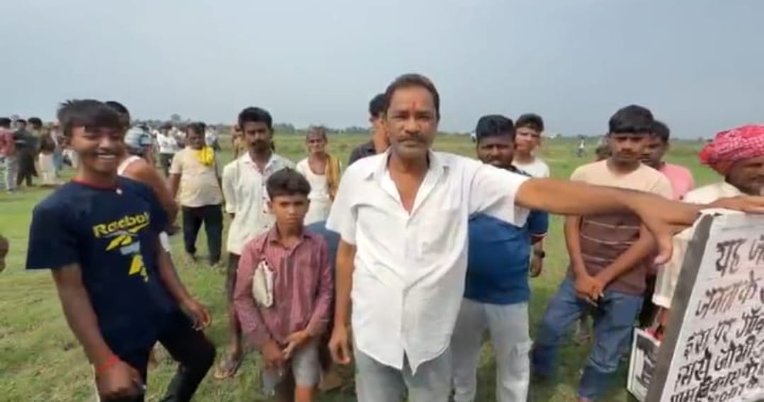 सार्वजनिक जमीन पर बढ़ा विवाद, ग्रामीणों ने किया विरोध