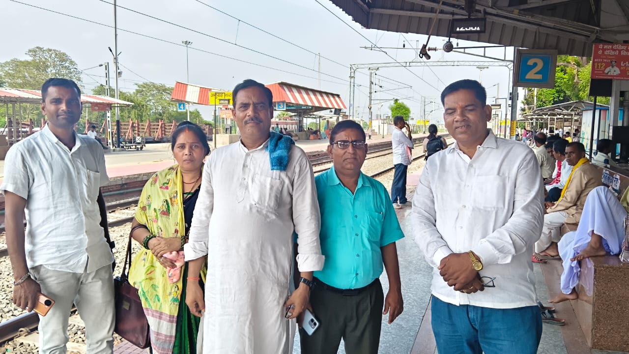 औरंगाबाद: वाराणसी में आयोजित पंच सम्मेलन में भाग लेने रवाना हुए जिले के पांच पंचायतों के मुखिया