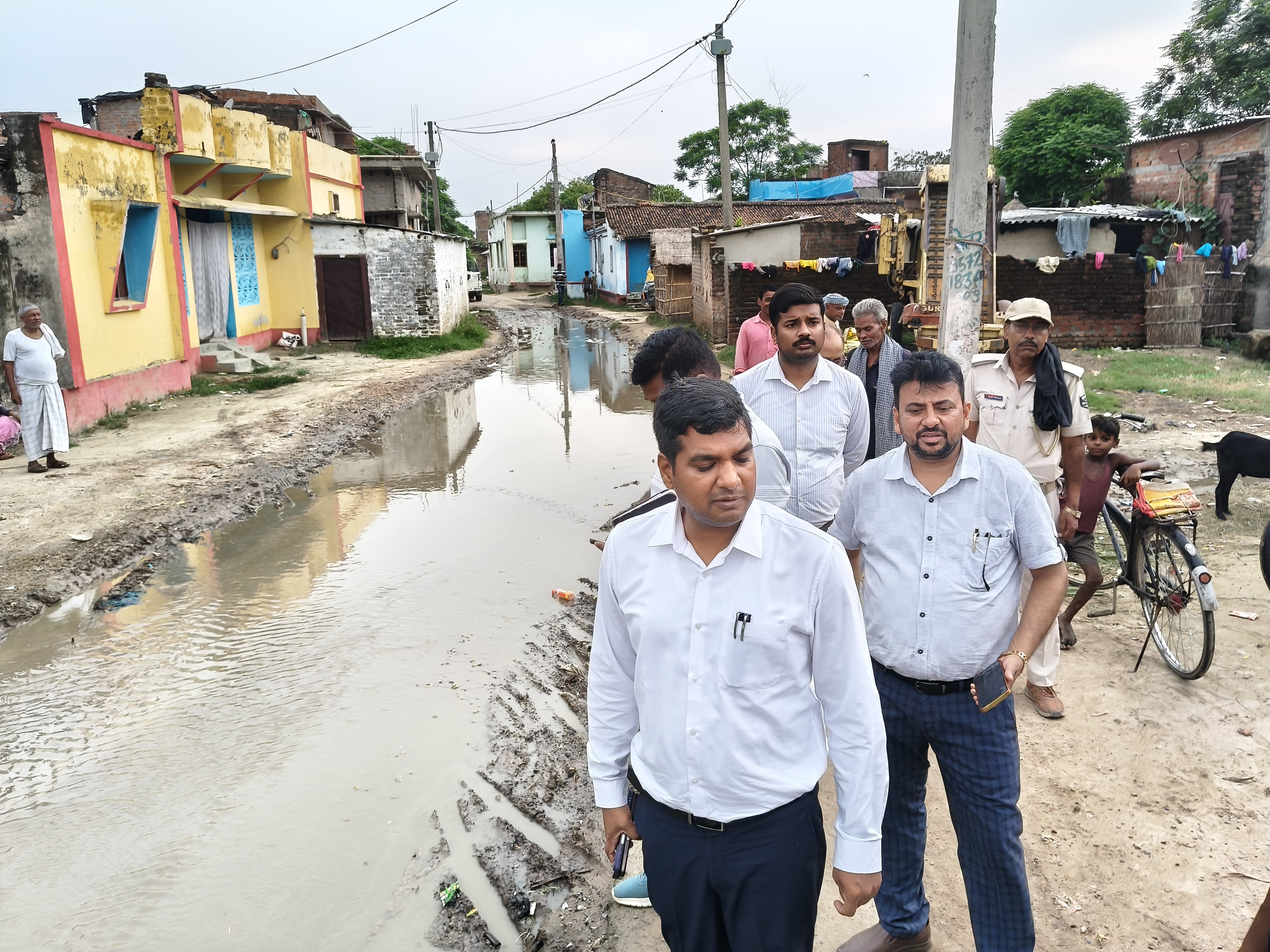 नरकटियागंज में बनने के साथ ही टूटने लगती सड़क, एसडीएम ने जताई नाराजगीजांच के निर्देश