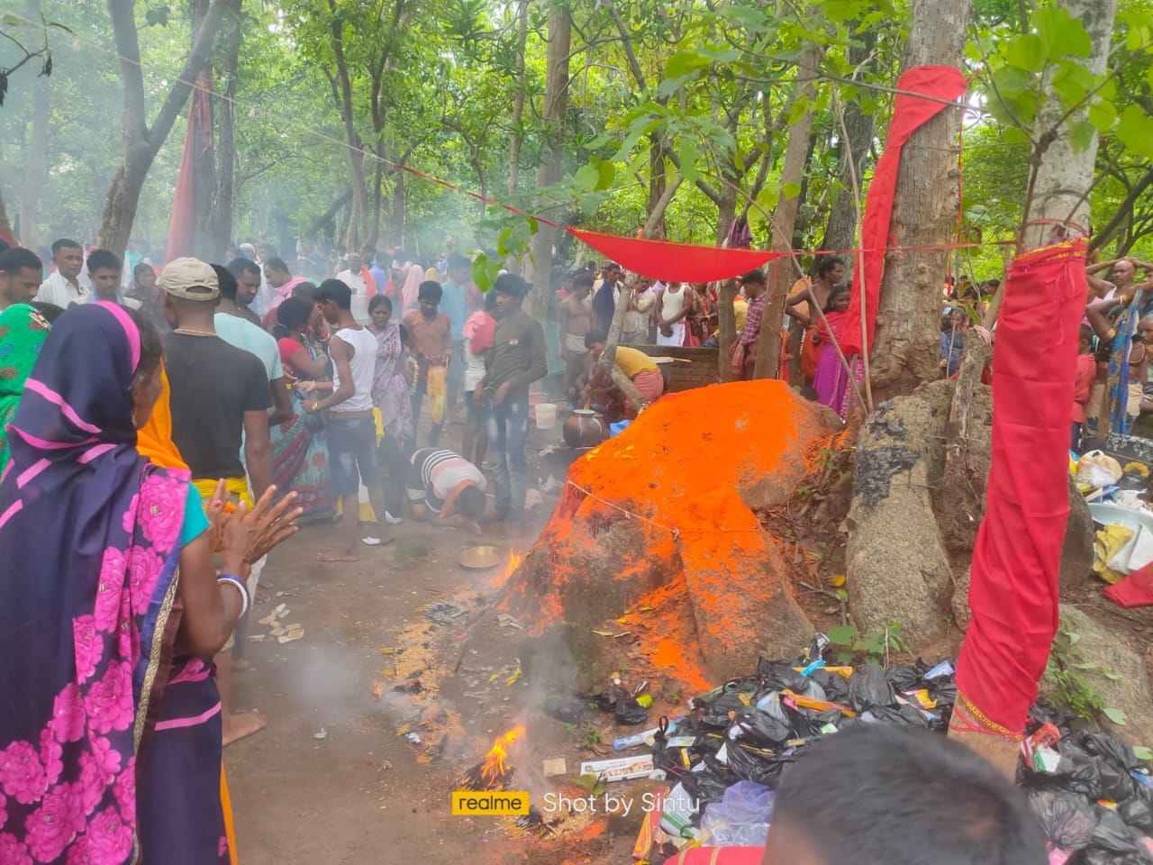 कौआकोल में बाबा कहरसेली की वार्षिक उत्सव पर उमड़ा जनसैलाब, हजारों श्रद्धालुओं ने टेका माथा