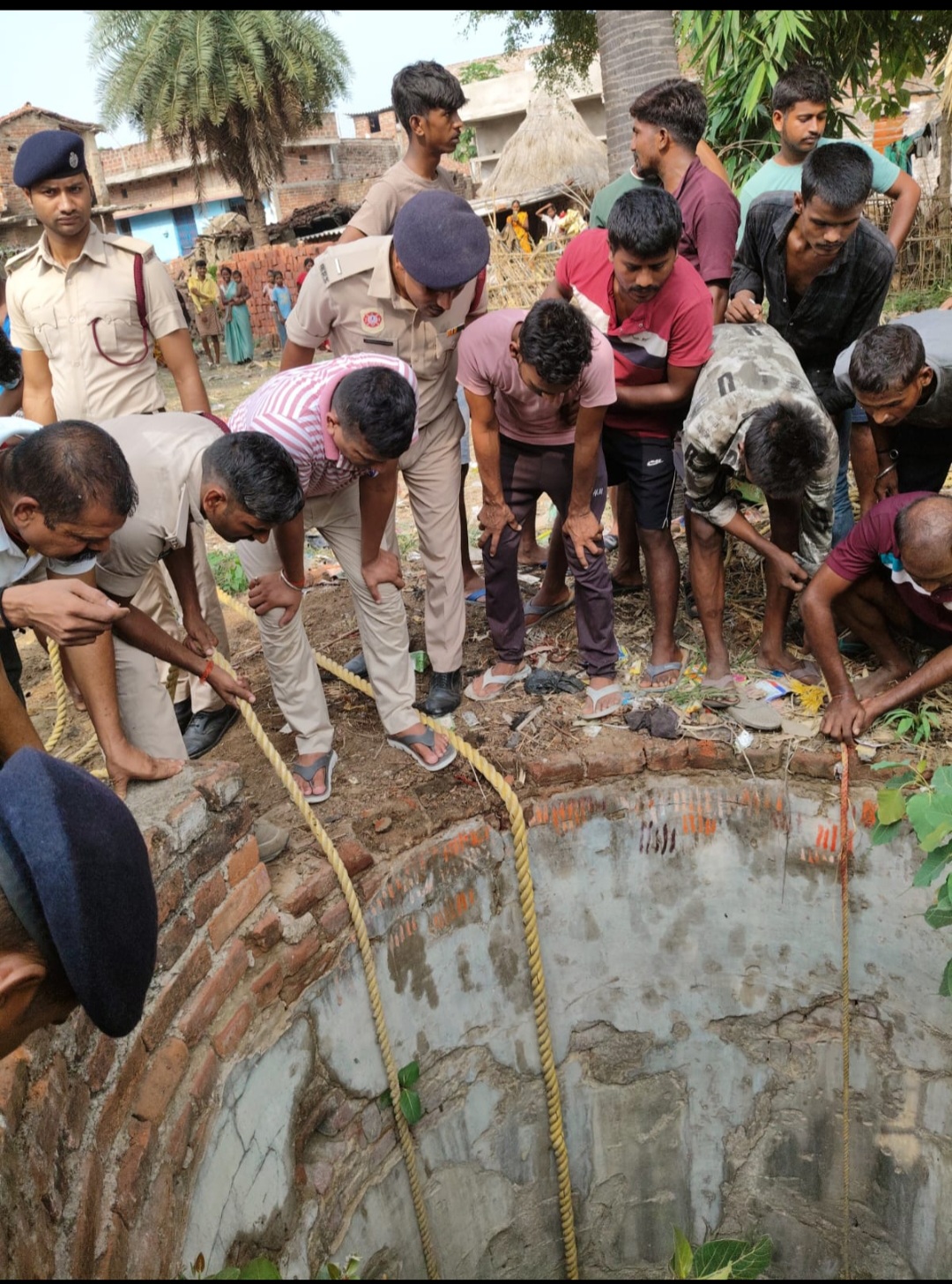 नवादा में कुएं में गिरा अंधा सांड, डेढ़ घंटे के रेस्क्यू के बाद सुरक्षित निकाला गया