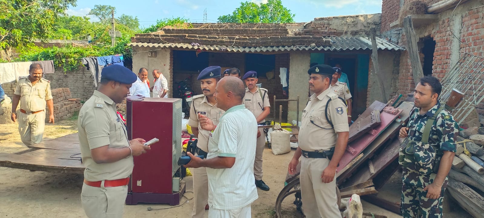 बेलहर में नाबालिग अपहरण-दुष्कर्म मामले में बड़ी कार्रवाई, तीन आरोपितों के घरों की कुर्की-जब्ती