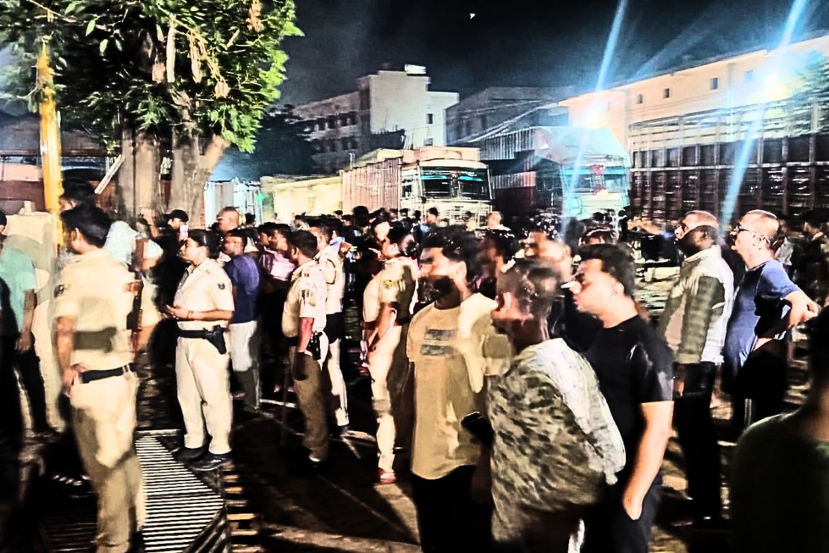 अग्निशमन और पुलिस कर्मी घटना स्थल पर मौजूद