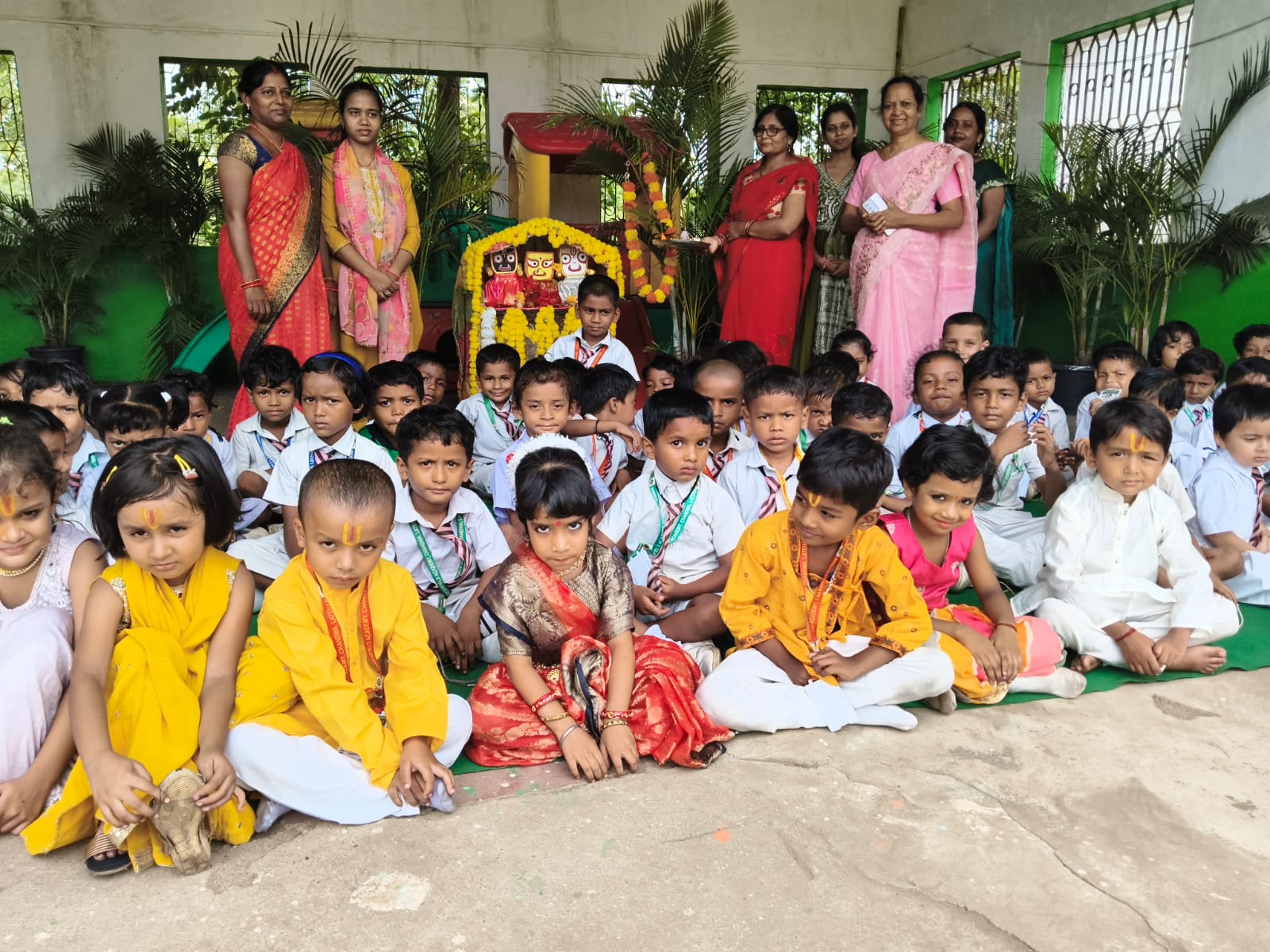 लातेहार : ग्रीनफील्ड जूनियर में बच्चों ने निकाली आकर्षक रथयात्रा की झांकी