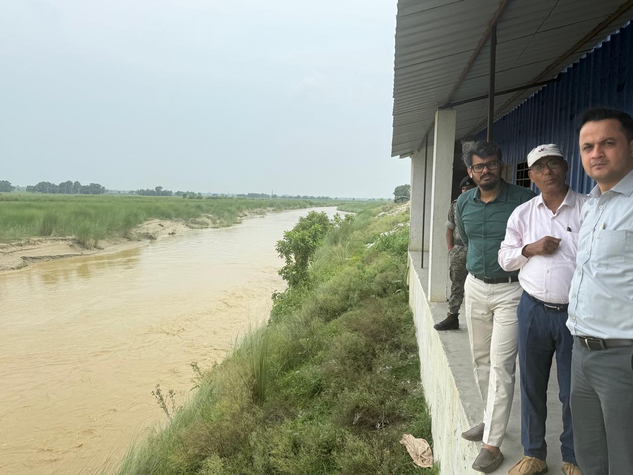 डीएम ने भुतही बलान नदी के कटाव स्थल का किया निरीक्षण, अधिकारियों को दिए सख्त निर्देश