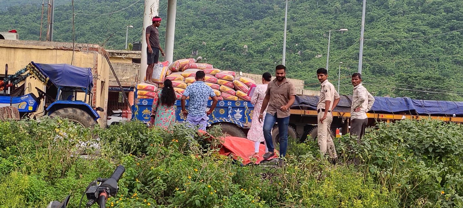 नवादा: रजौली चेकपोस्ट पर बिना ई-वे बिल के सीमेंट लदा ट्रैक्टर जब्त, वाणिज्य कर विभाग ने शुरू की कार्रवाई