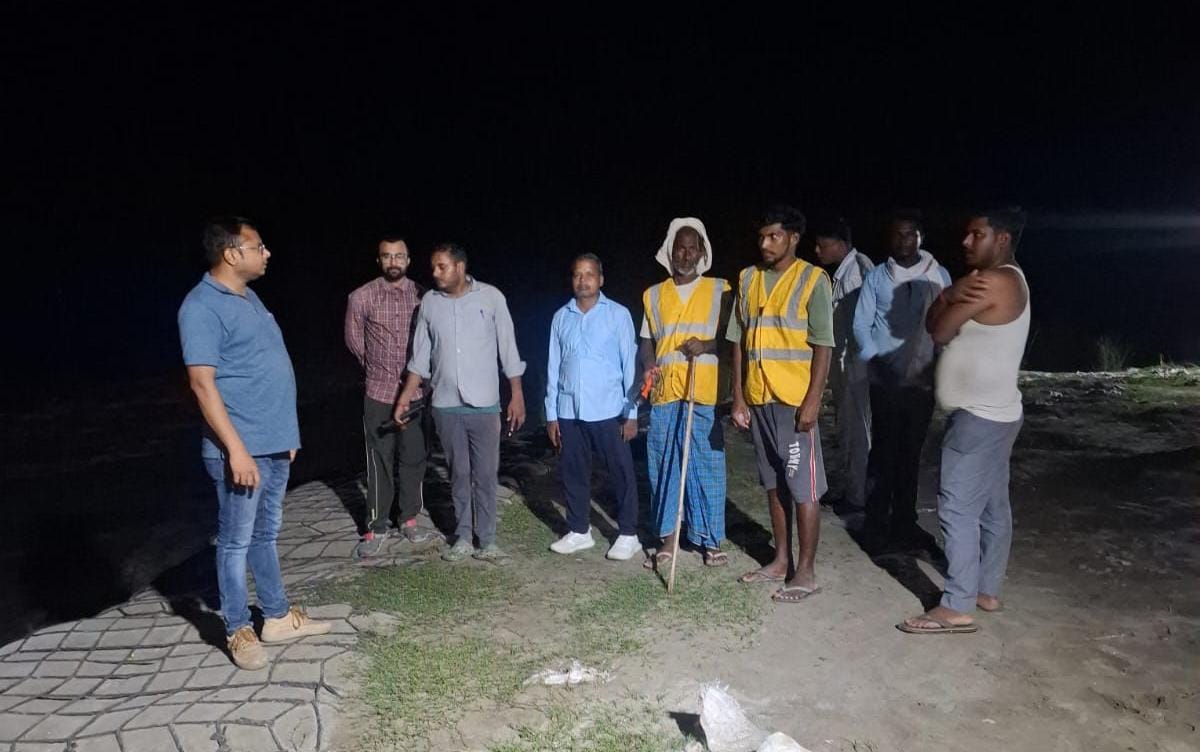 Bihar Flood News: गंडक नदी के बढ़ते जलस्तर को लेकर पूरी रात तटबंधों पर डटे रहे अभियंता