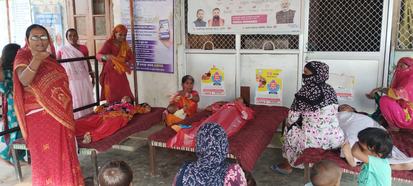 PHC में बंध्याकरण शिविर के दौरान कुव्यवस्था पर फूटा गुस्सा, भीषण गर्मी में बिना पंखे चदरा शेड के नीचे लेटाए गए मरीज