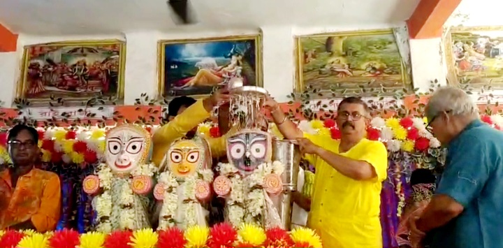 आसनसोल के सीताराम मंदिर से यात्रा पर निकले भगवान जगन्नाथ, विभिन्न तीर्थों के पवित्र जल से किया गया अभिषेक