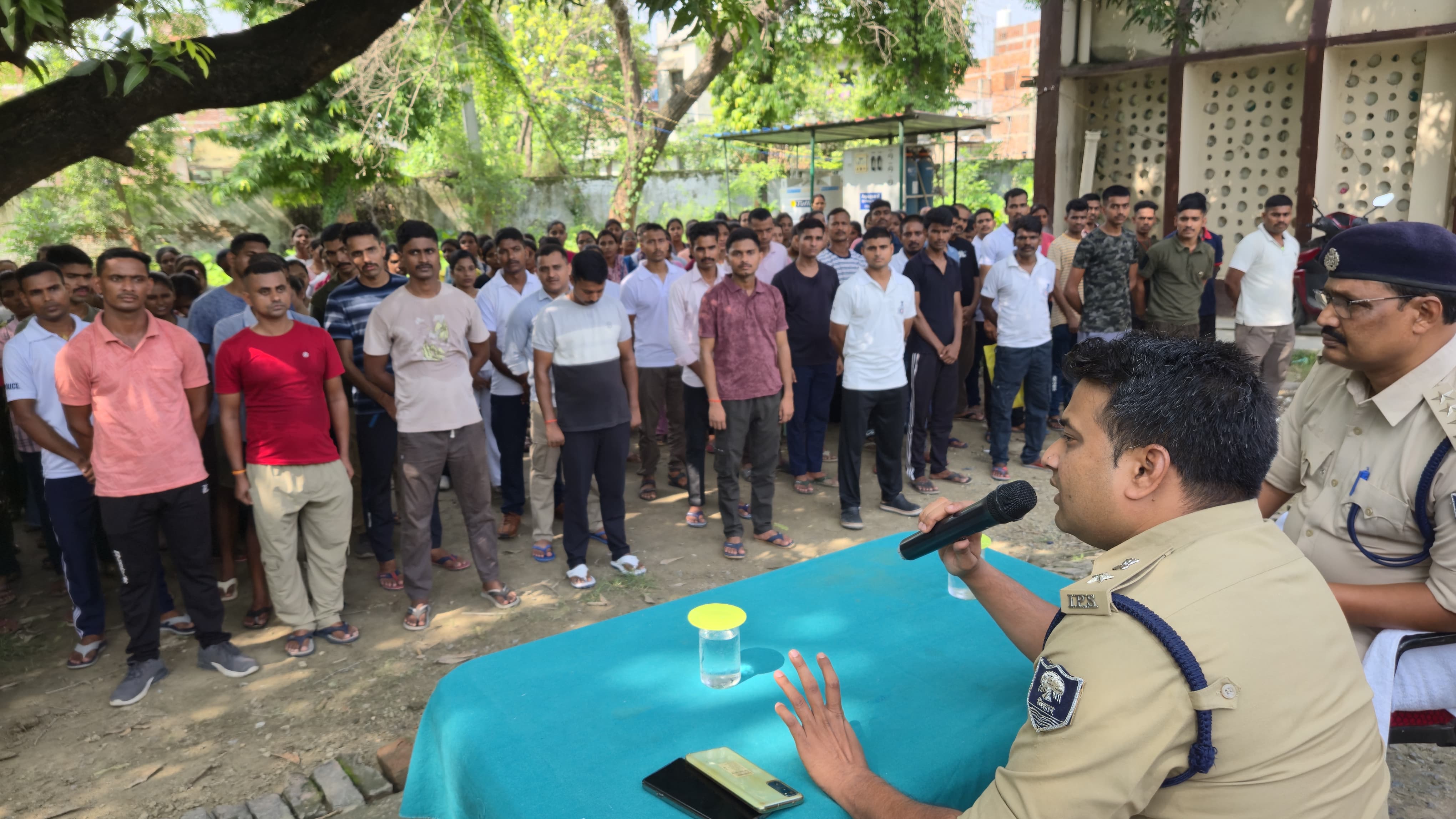 सीवान में नव नियुक्त सिपाहियों को एसपी ने दिया मंत्र, ईमानदारी और जनसेवा को बताया पुलिस की पहचान