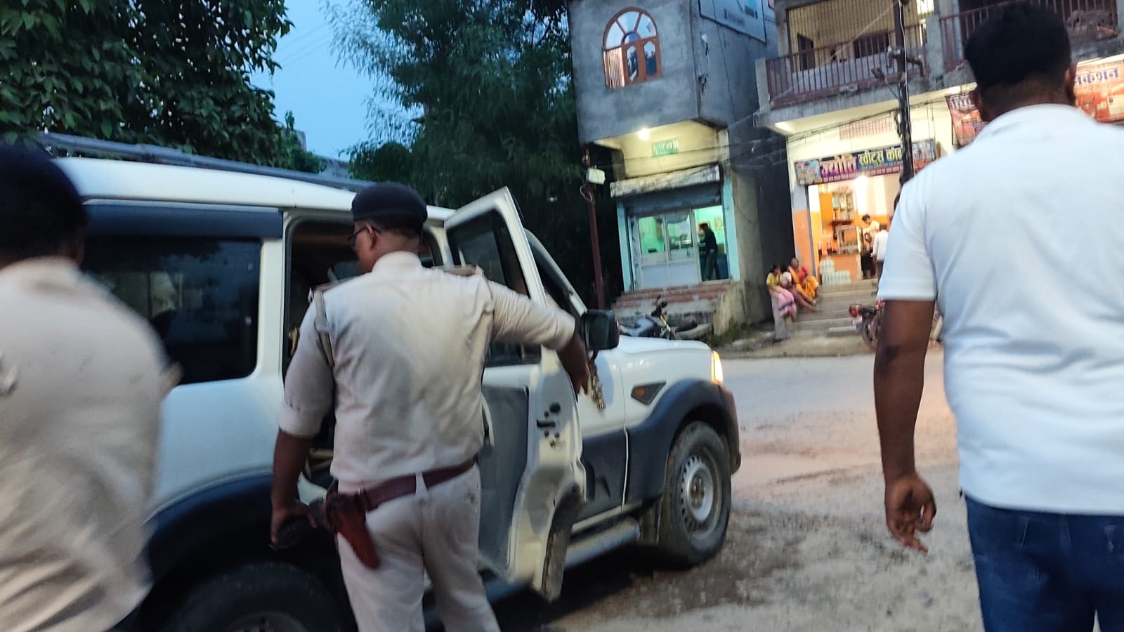 जोगबनी में बजरंग दल के संयोजक पर कथित फायरिंग: नेता चौक के पास बाल-बाल बचे नेता