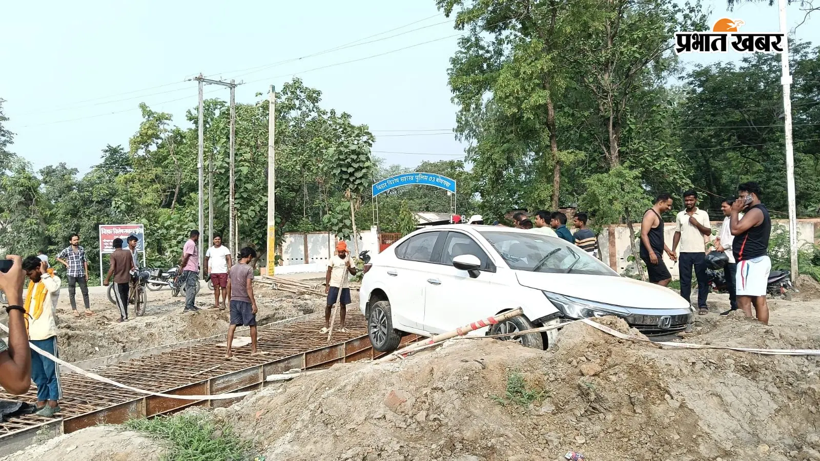 बोधगया में निर्माणाधीन पुलिया के ऊपर से उछली कार, बड़ा हादसा टला
