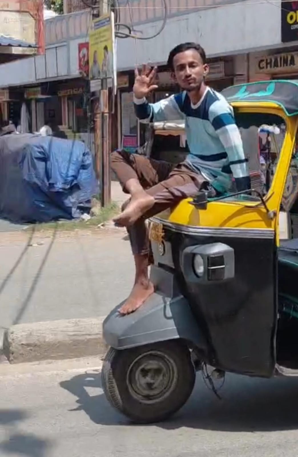 स्टंटबाजी पड़ी भारी : ऑटो के आगे बैठकर 'हीरो' बन रहे युवक को पुलिस ने सिखाया सबक