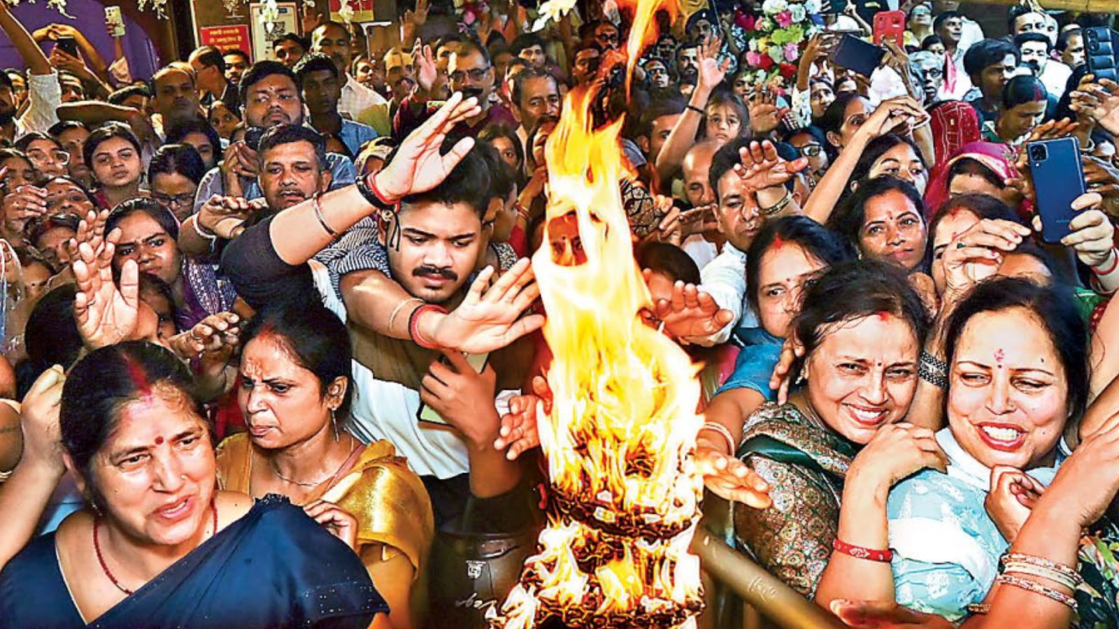 शाम पांच बजे पट खोला गया, 108 दीपों की मंगल आरती हुई