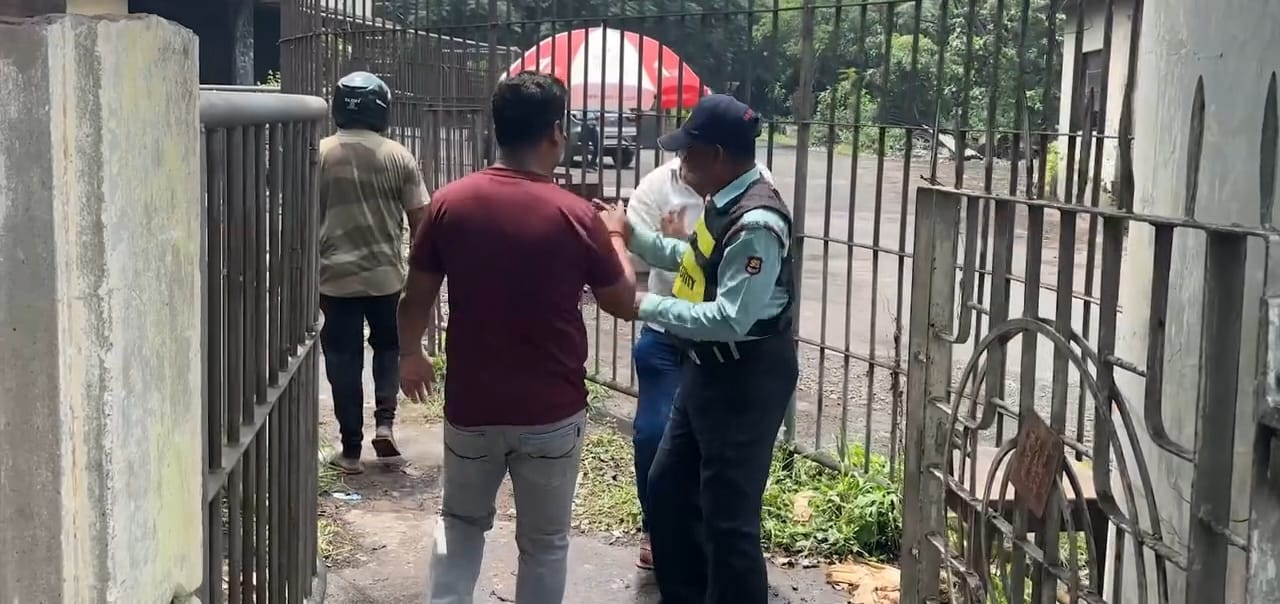 केबल कंपनी गेट पर फूटा 26 साल का आक्रोश, सुरक्षाकर्मियों को खदेड़-खदेड़कर पीटा, तीन घंटे बंद रहा गेट