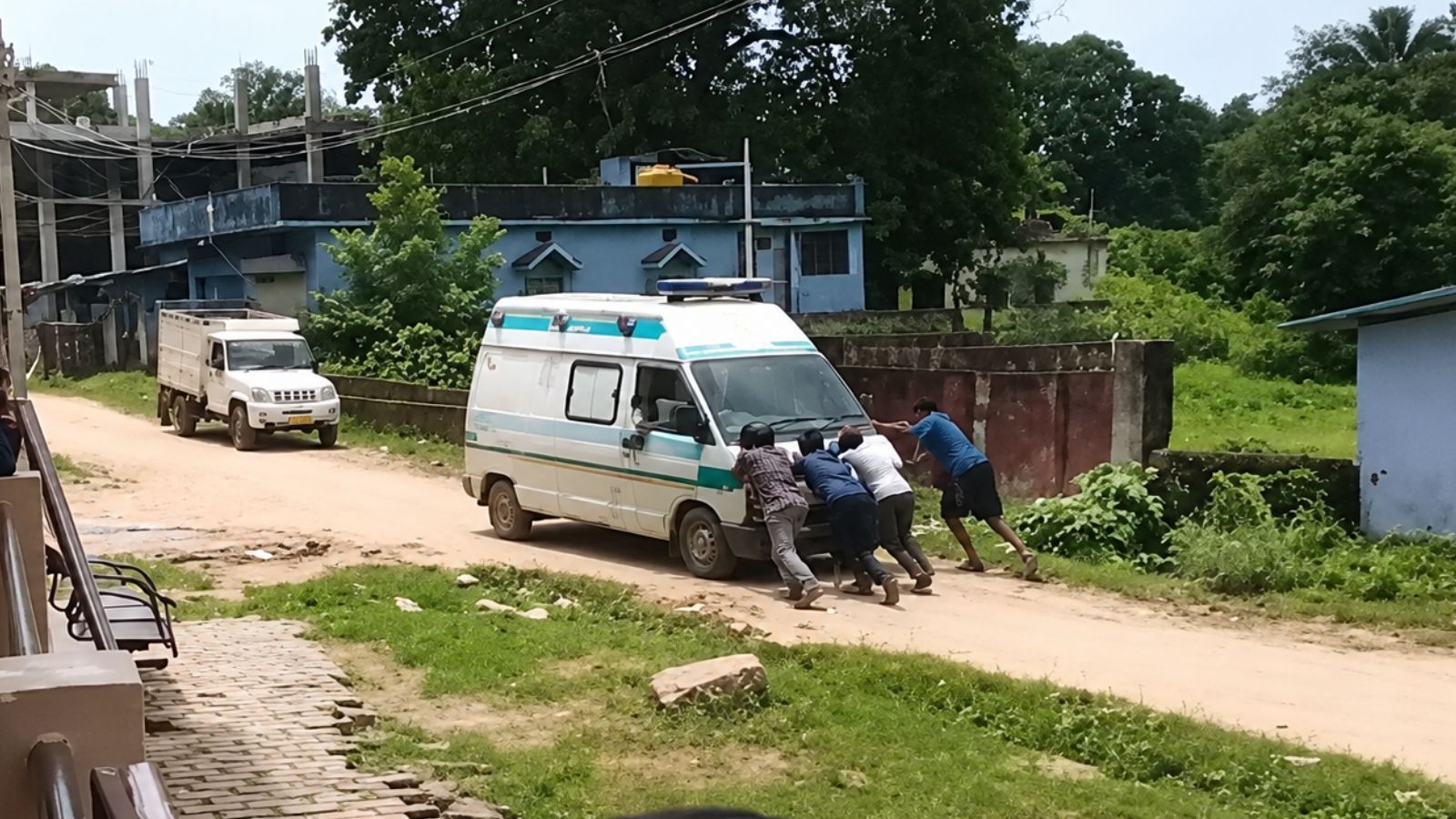 धक्का लगाने के बाद भी नहीं चली एंबुलेंस, छात्रा की हुई मौत