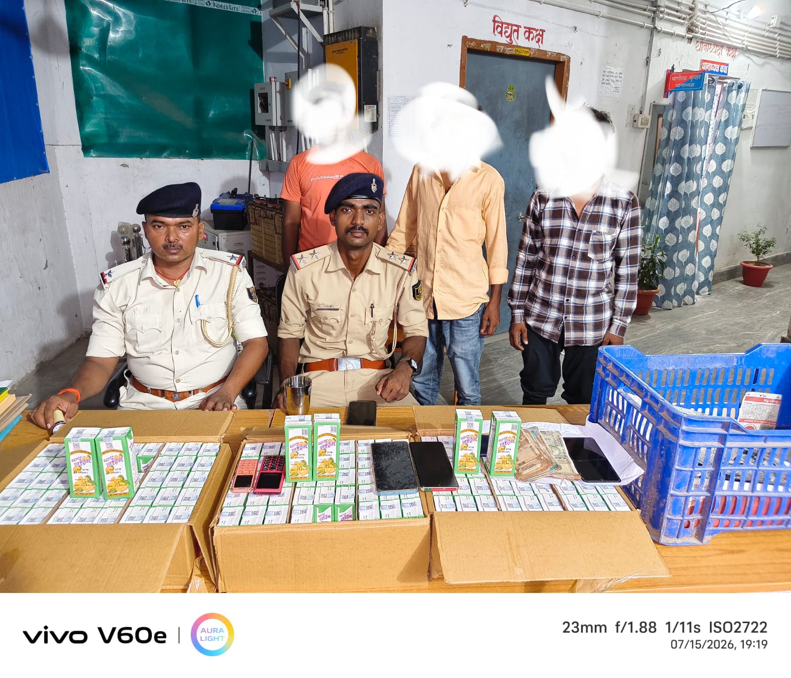 कैमूर में वाहन जांच के दौरान 27 लीटर देसी शराब के साथ तीन तस्करों को गिरफ्तार, बाइक-मोबाइल समेत 4,800 नकद बरामद