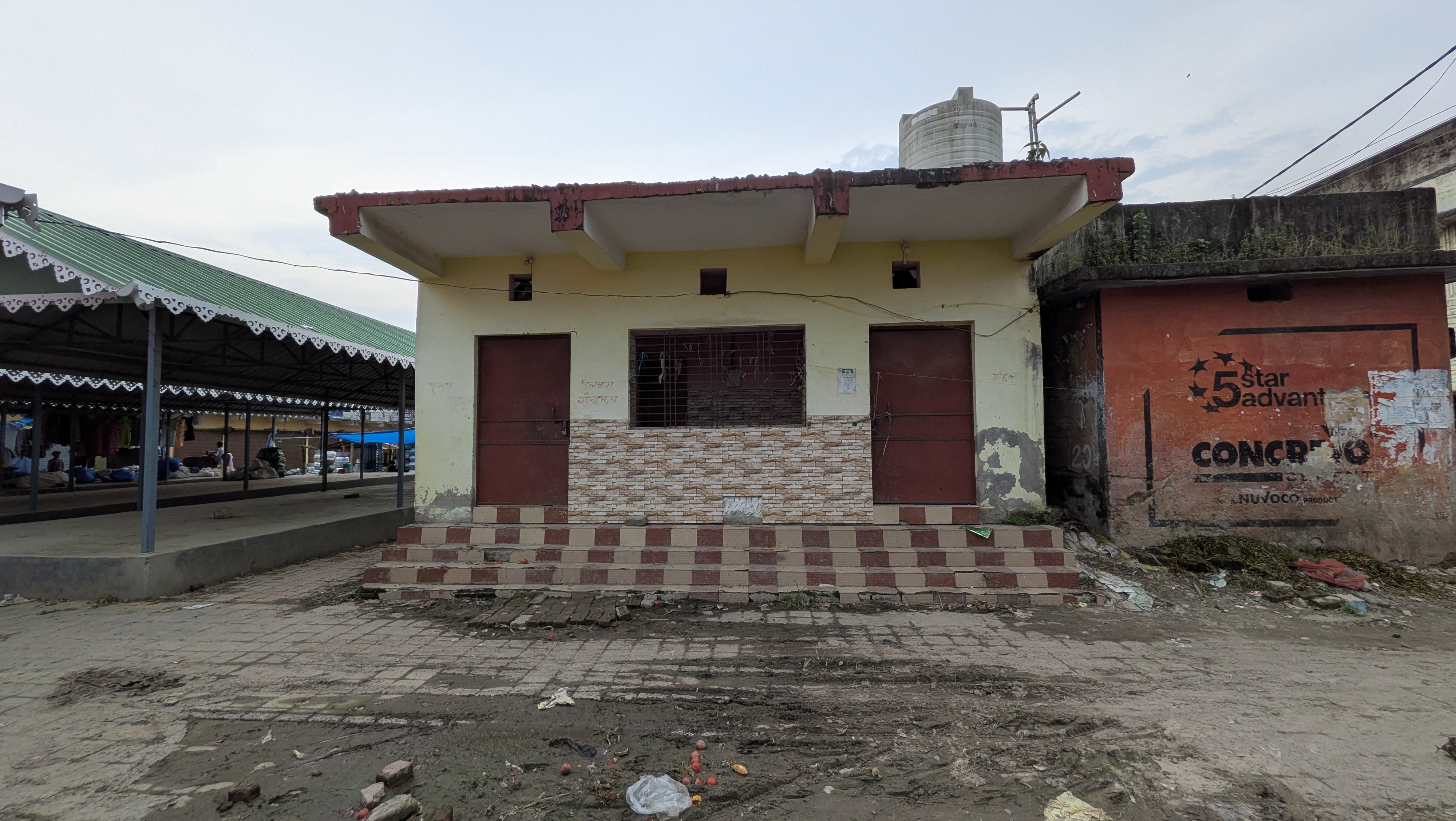 ठाकुरगंज हाट बाजार के व्यापारियों का नगर पंचायत के खिलाफ मोर्चा: मूलभूत सुविधाओं की कमी पर सौंपा आवेदन