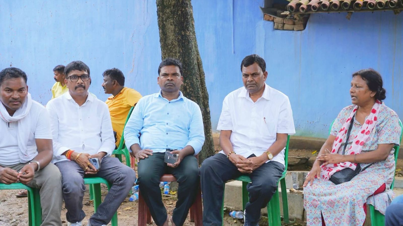 स्व दामु बानरा के परिजनों से मिलते पूर्व मंत्री सह आजसू पार्टी के प्रधान महासचिव रामचंद्र सहिस, केंद्रीय महासचिव हरे लाल महतो, पूर्व विधायक लम्बोदर महतो आदि