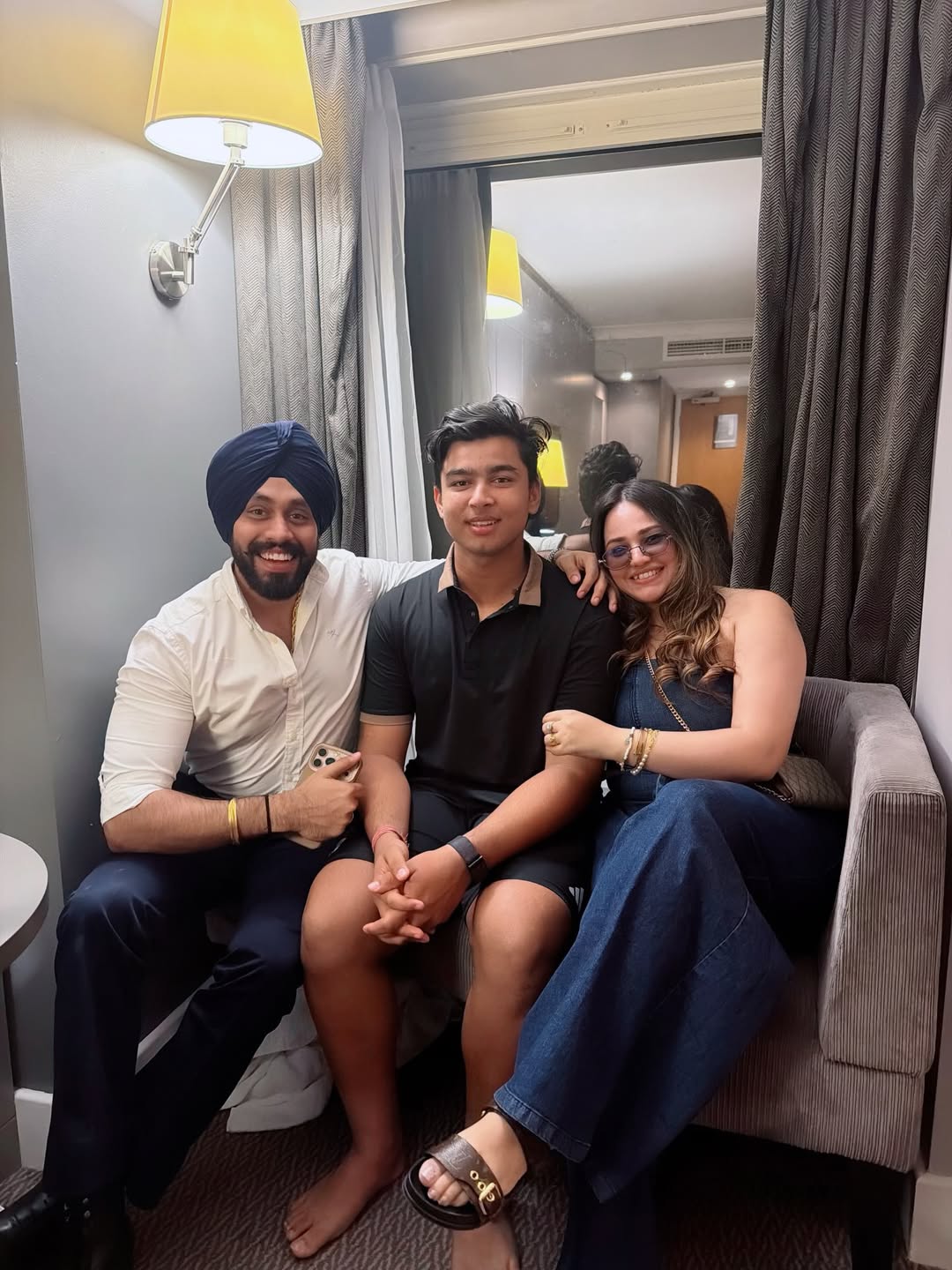 होटल रूम में वैभव और पति लोविश ऑबेरॉय के साथ