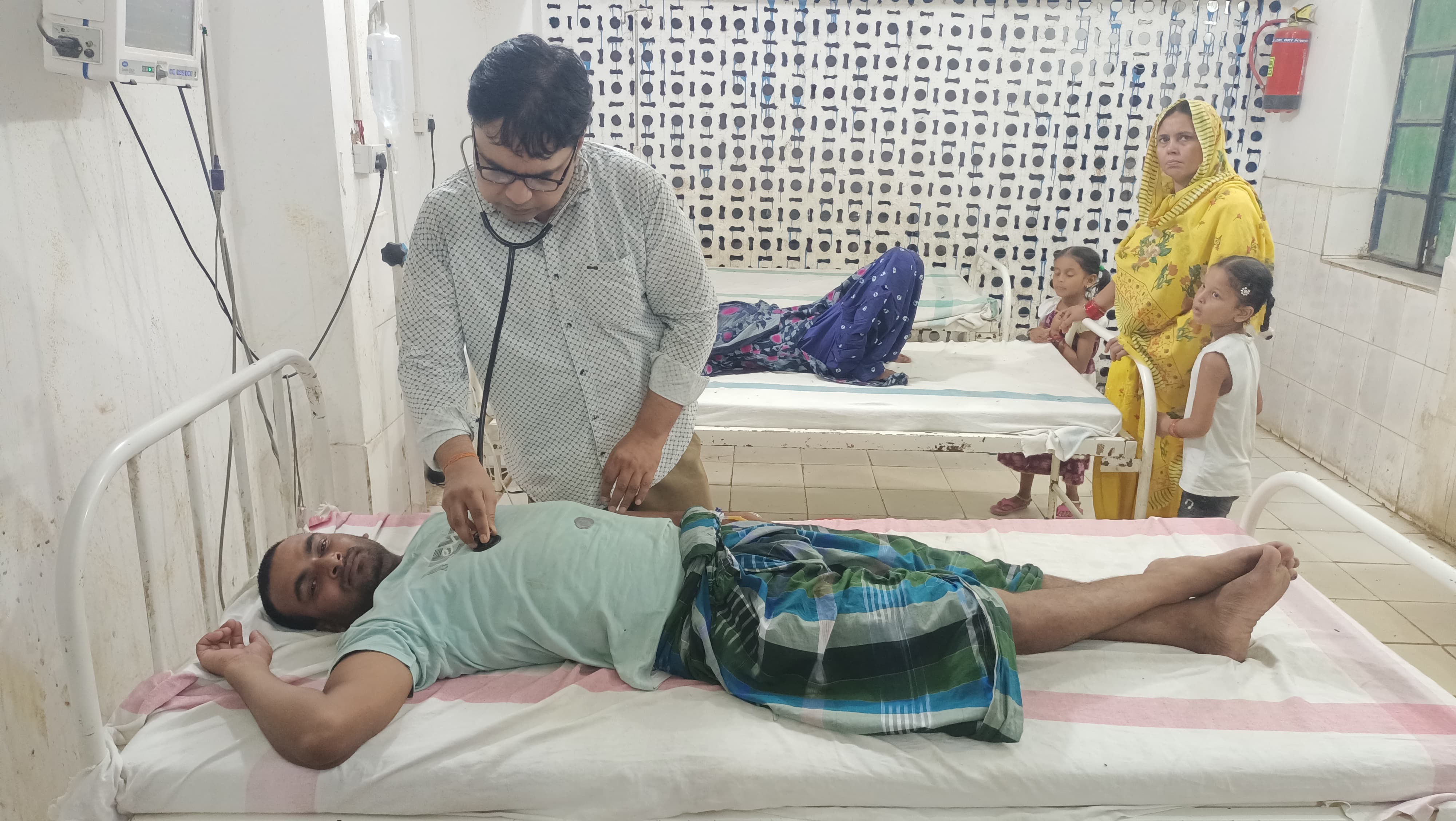भोज में शामिल होकर घर लौठ रहे अमरपुर के युवक को जहरीले सांप ने डंसा, गंभीर हालत में मायागंज रेफर