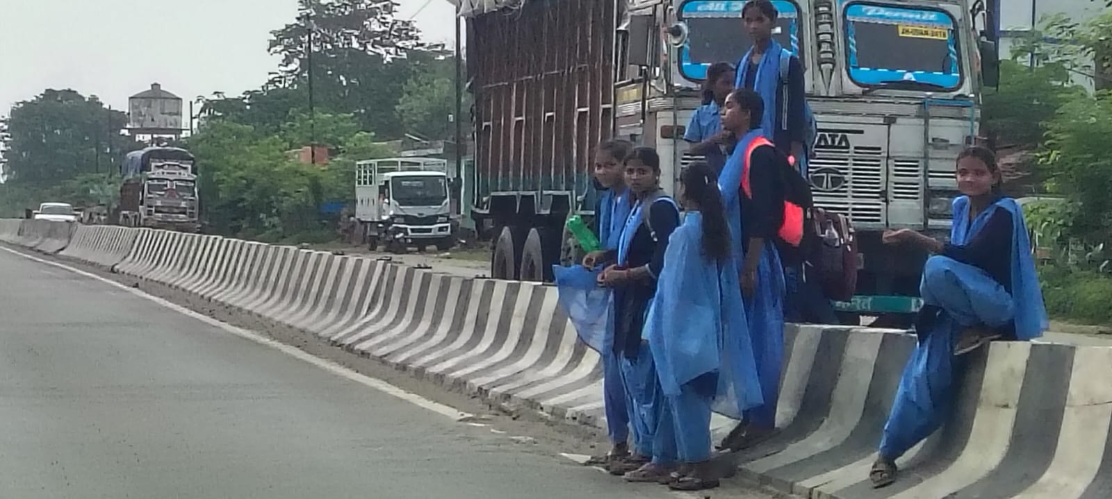 नवादा: हरदिया मोड़ पर यू-टर्न के अभाव में हर रोज़ जिंदगी से जंग, जान हथेली पर लेकर सड़क पार करते बच्चे और मरीज