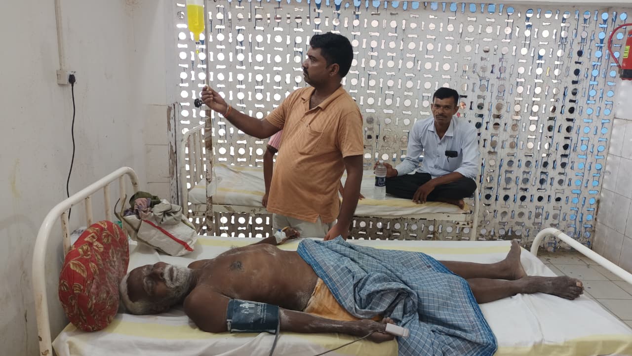 मोबाइल चार्ज करते समय करेंट की चपेट में आए वृद्ध, अमरपुर रेफरल अस्पताल में भर्ती