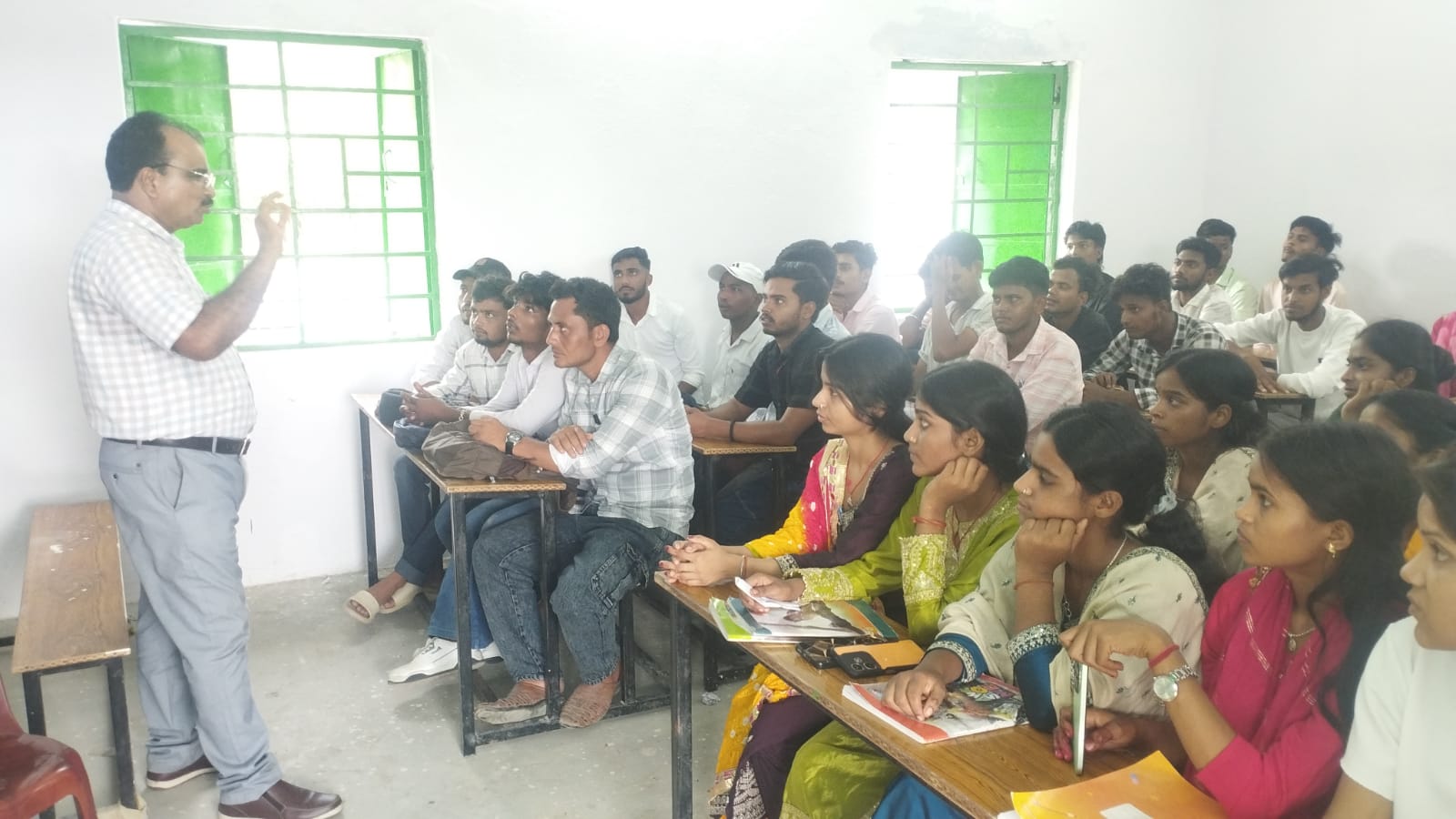 राजकीय महाविद्यालय अमौर में ऐतिहासिक शुरुआत: पूर्णिया विवि के DSW डॉ. अरविंद वर्मा ने खुद ली पहली क्लास