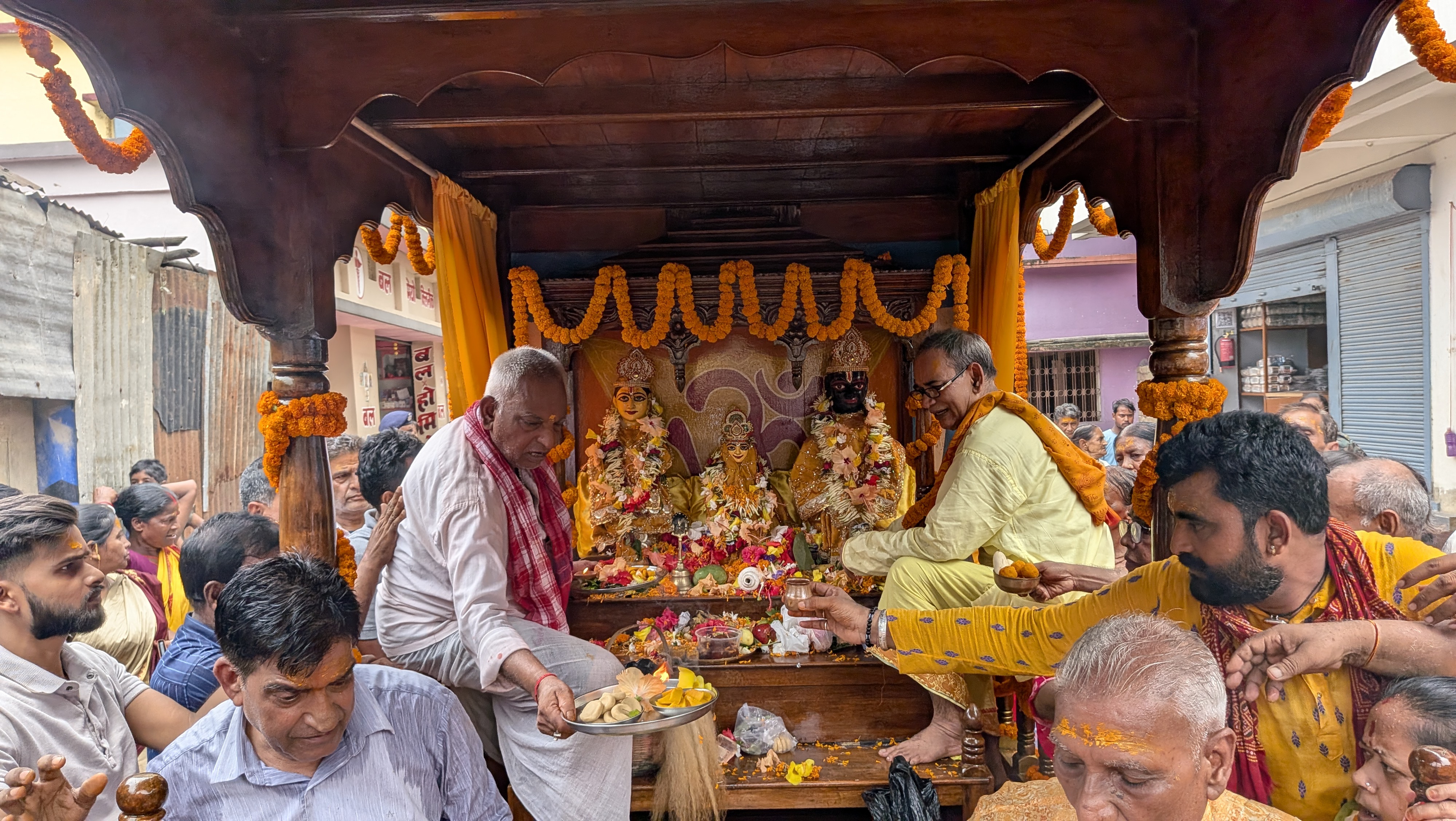 ठाकुरगंज में 'जय जगन्नाथ' के जयघोष से गूंजा आसमान: उमस और धूप के बीच श्रद्धा से खींचा गया महाप्रभु का रथ