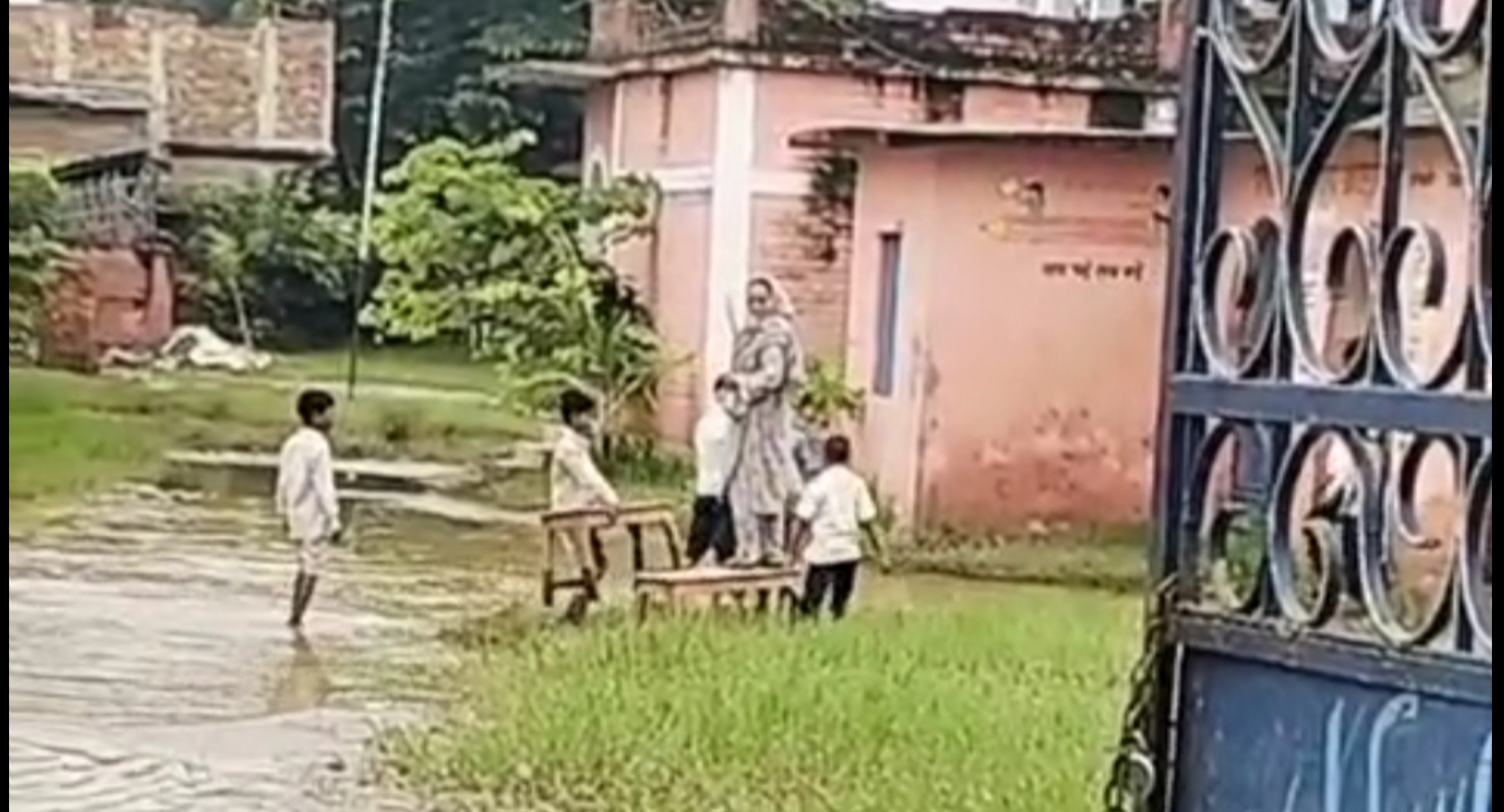 जोगबनी में बदहाल शिक्षा व्यवस्था: 6 महीने पानी में डूबा रहता है स्कूल, शिक्षिका के लिए पानी में बेंच लगाते दिखे बच्चे