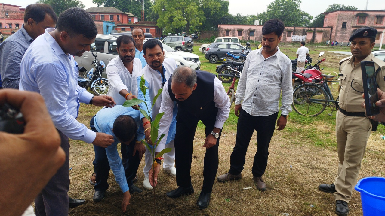 जलालगढ़ डिग्री महाविद्यालय में कुलपति ने किया पौधरोपण: उद्घाटन के अगले ही दिन पहुंचे VC