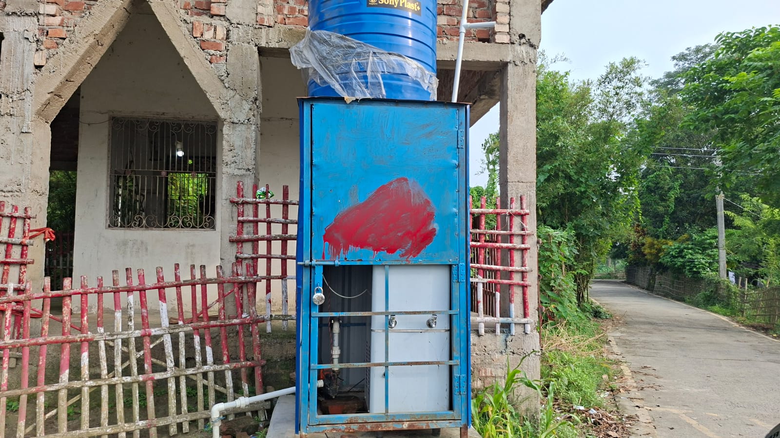 कदवा में ₹3.33 लाख के सरकारी 'आरओ' पड़े हैं बेकार: 15वीं वित्त आयोग की योजना में भ्रष्टाचार के आरोप