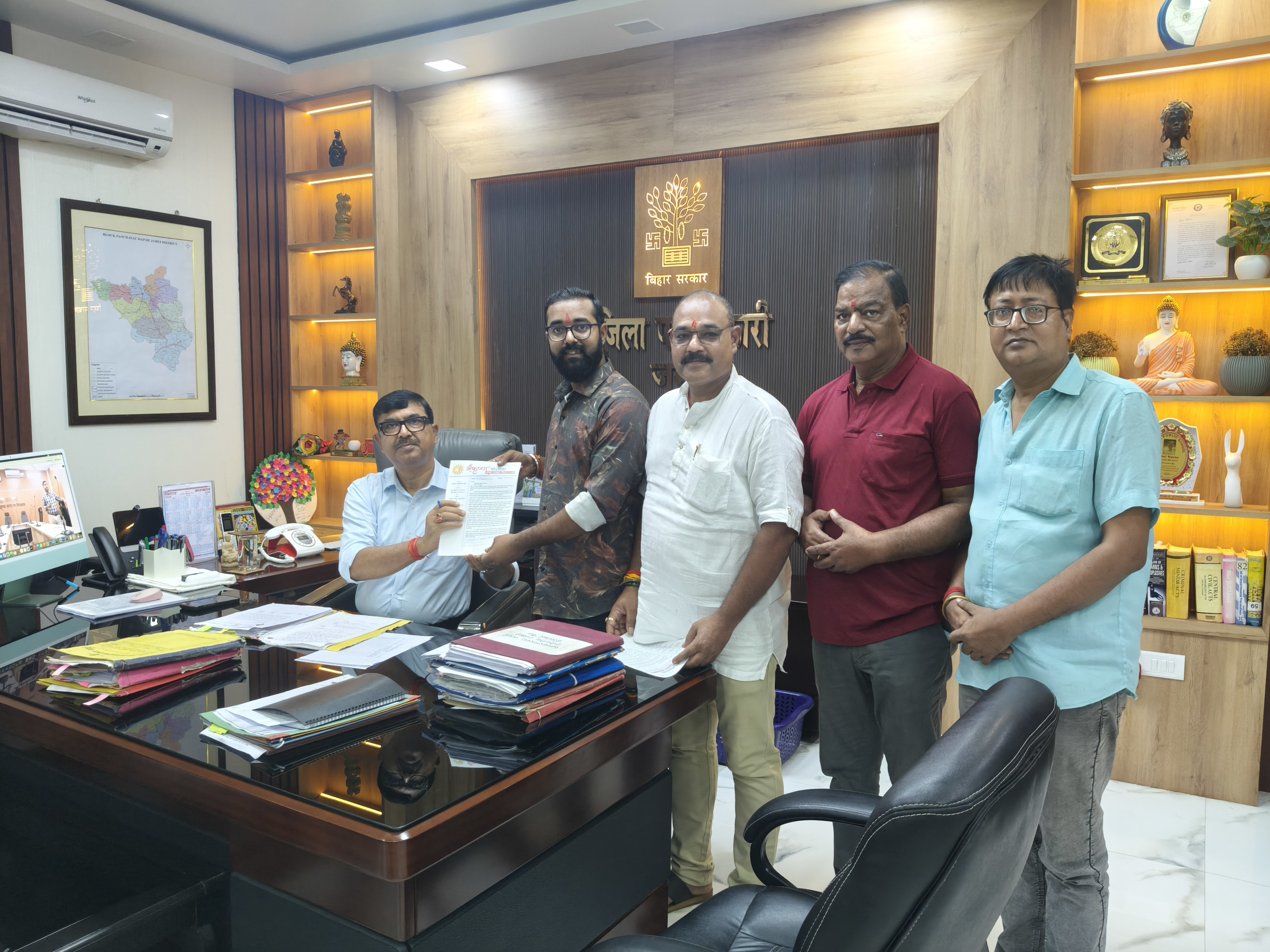 झाझा श्रीकृष्ण गौशाला के विकास को मिलेगी रफ्तार, प्रतिनिधिमंडल ने डीएम से की मुलाकात