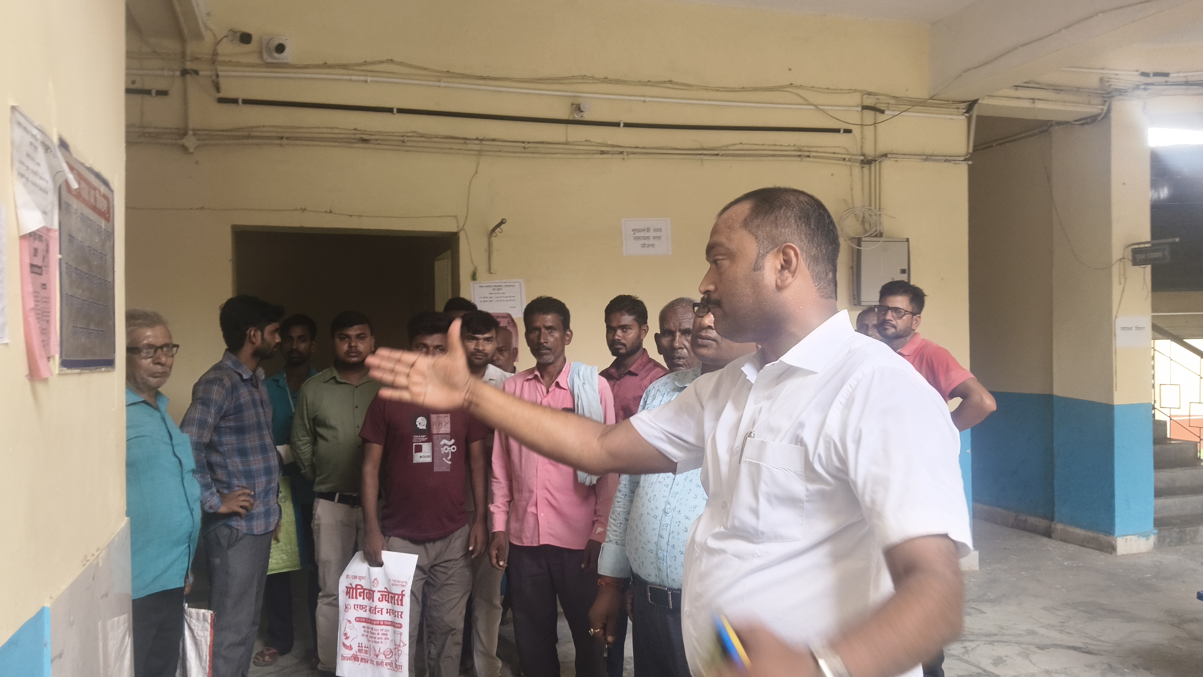 गोपालगंज: सिधवलिया के नए अंचलाधिकारी अभिषेक कुमार का औचक निरीक्षण, समयबद्ध कार्य और पारदर्शिता पर दिया जोर