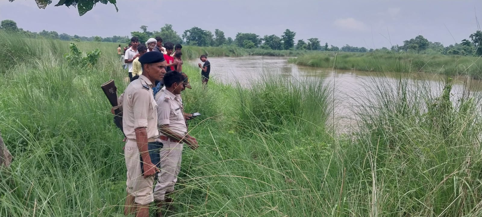बाढ़ से उफनाई पंडई नदी में डूबे तीन बच्चे, एक लापता, एसडीआरएफ को बुलाया गया