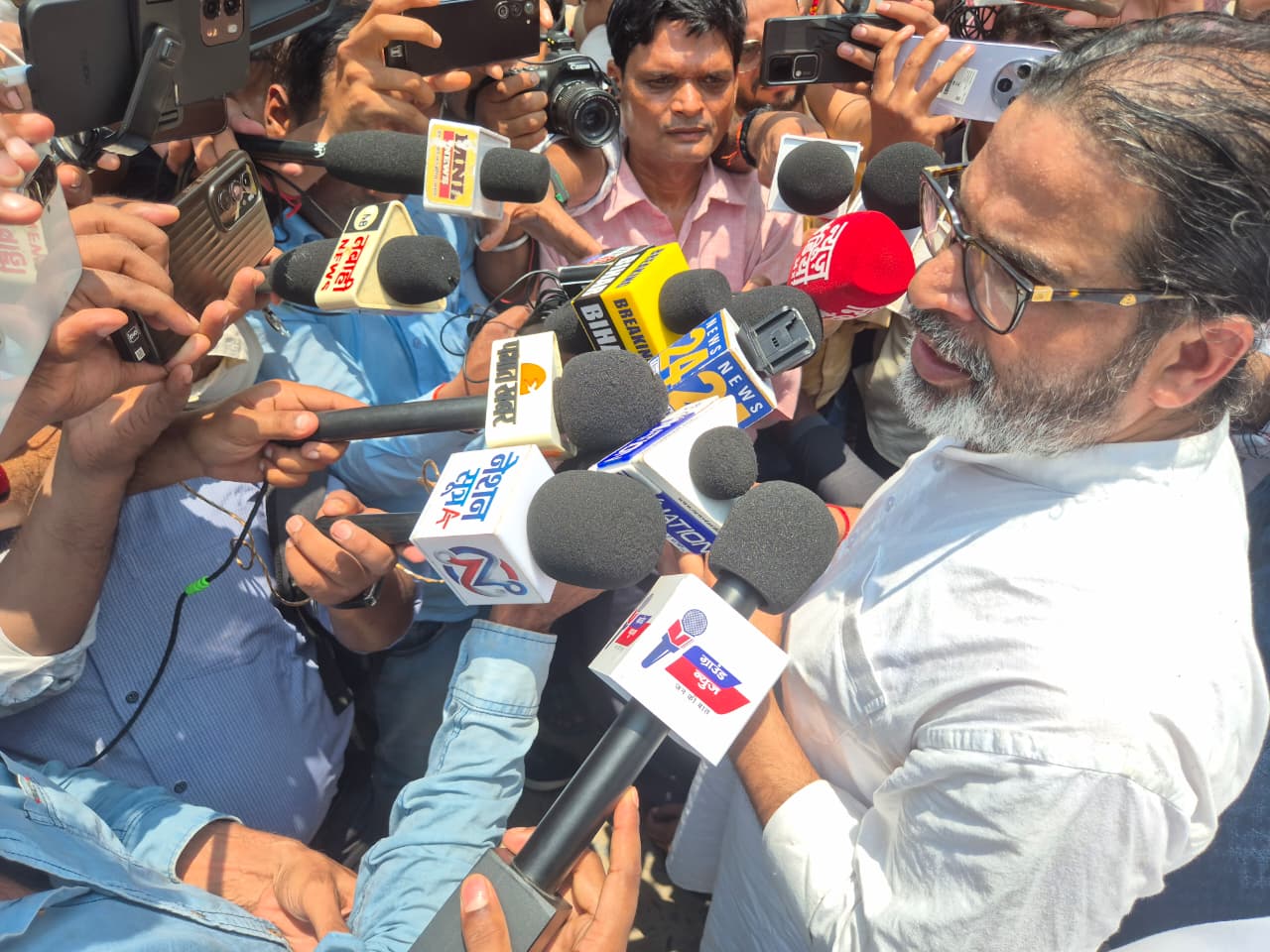 परिजनों से मिलने के बाद मीडिया से बातचीत करते प्रशांत किशोर 